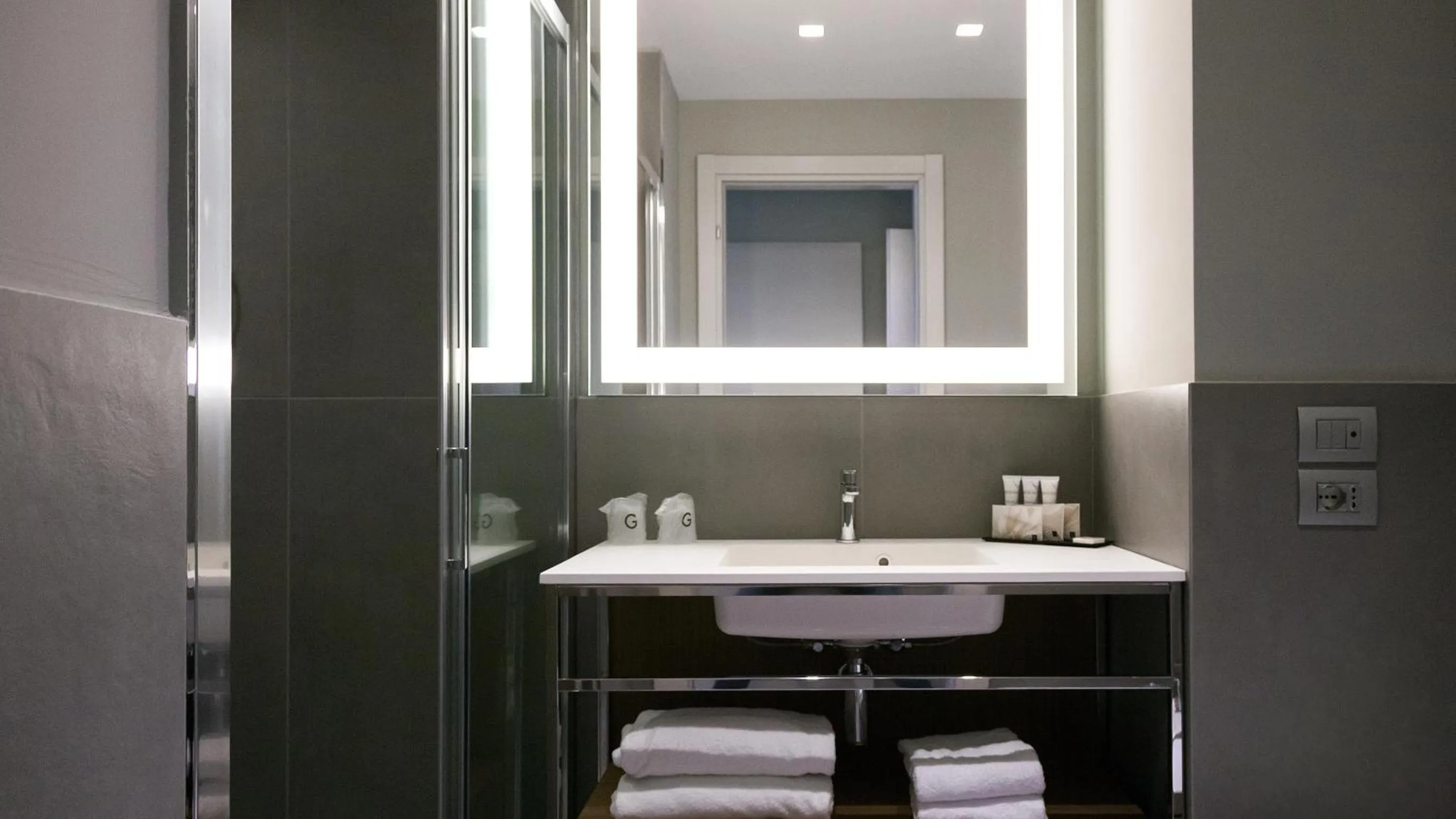 Shower in G Hotel Pescara