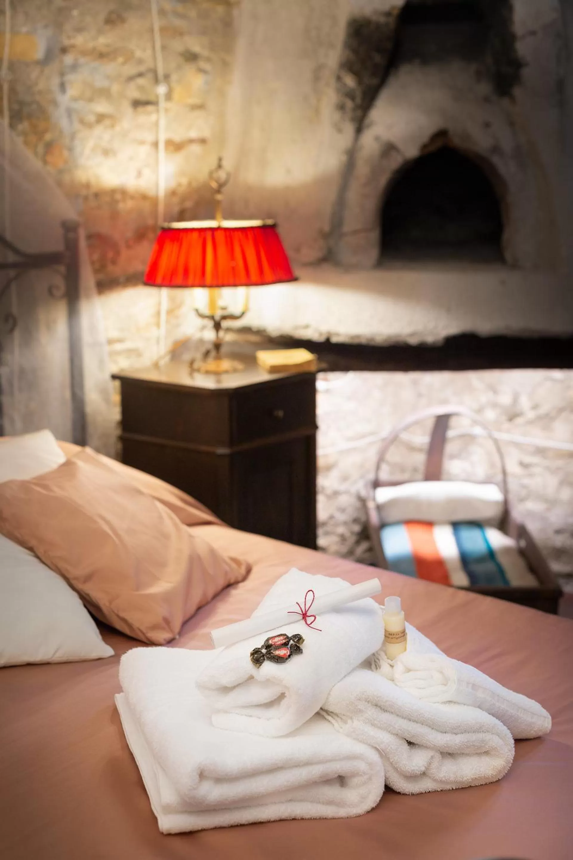 Decorative detail, Bed in B&B La Voce del Fiume Dimora storica di Charme