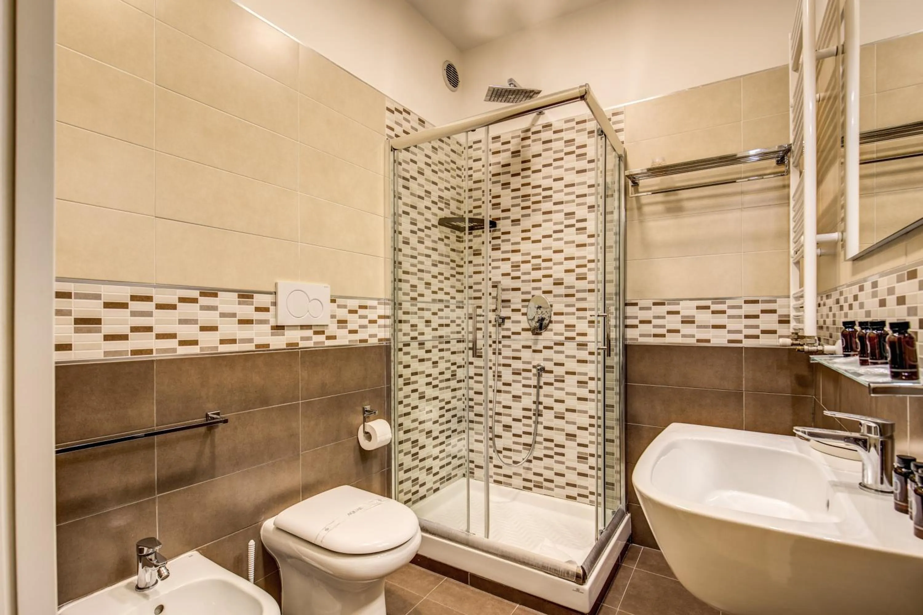 Shower in Gravina Suite Frattina