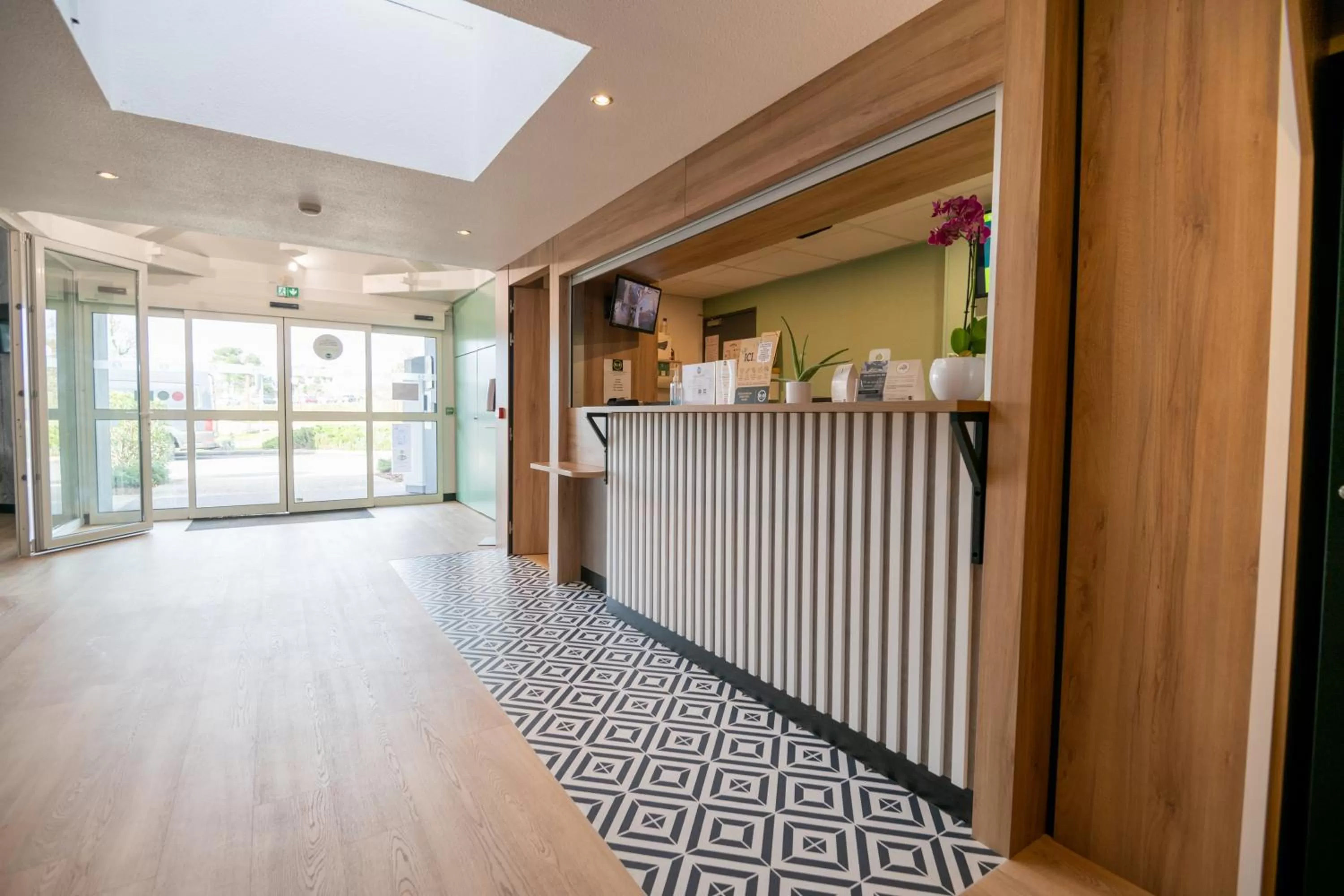 Lobby or reception in B&B HOTEL Bordeaux Mérignac Aéroport