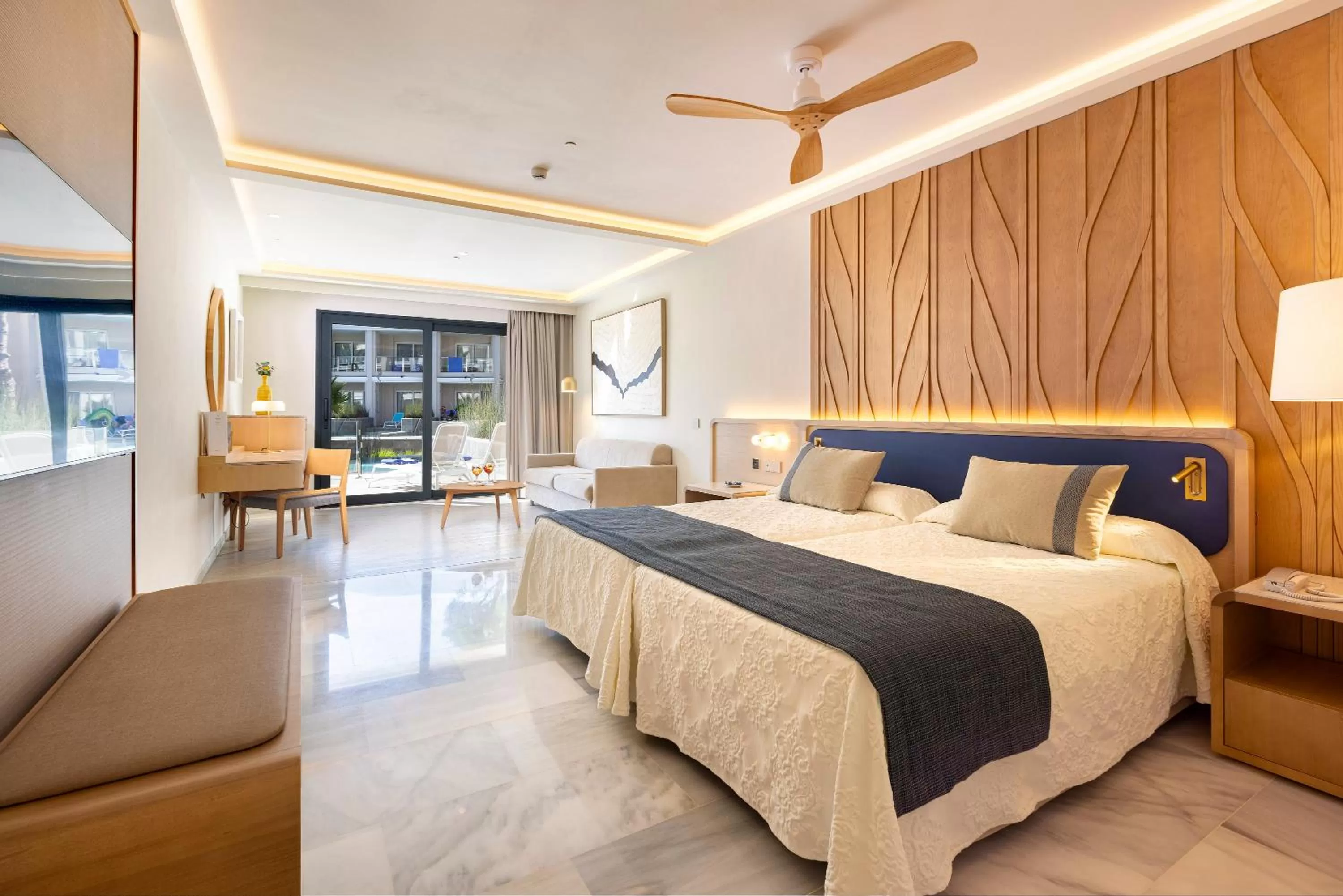 Bed in Hipotels Barrosa Palace & Spa