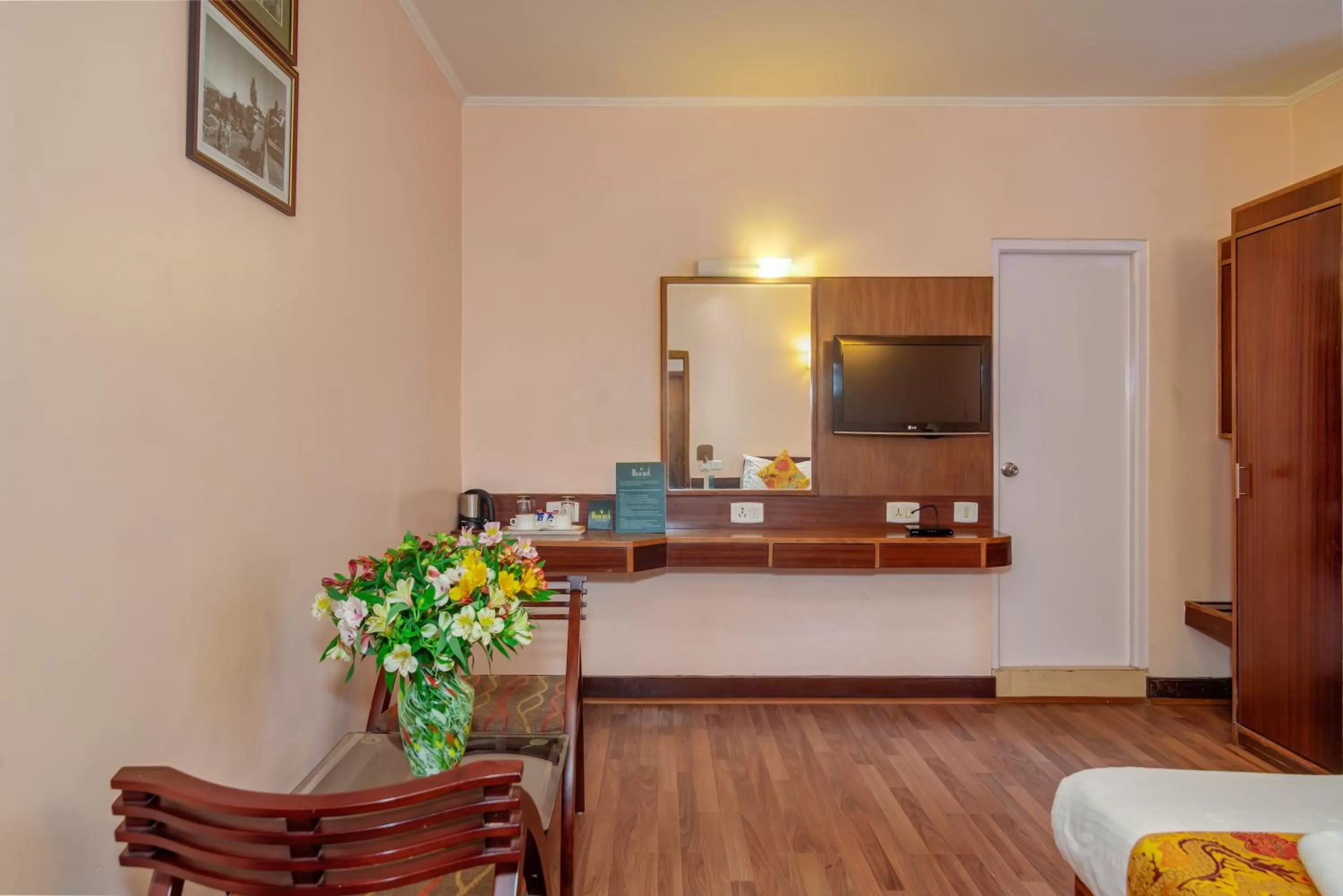 Seating area, Bed in Muscatel Spring Burn - 100 Mts from Mall Road