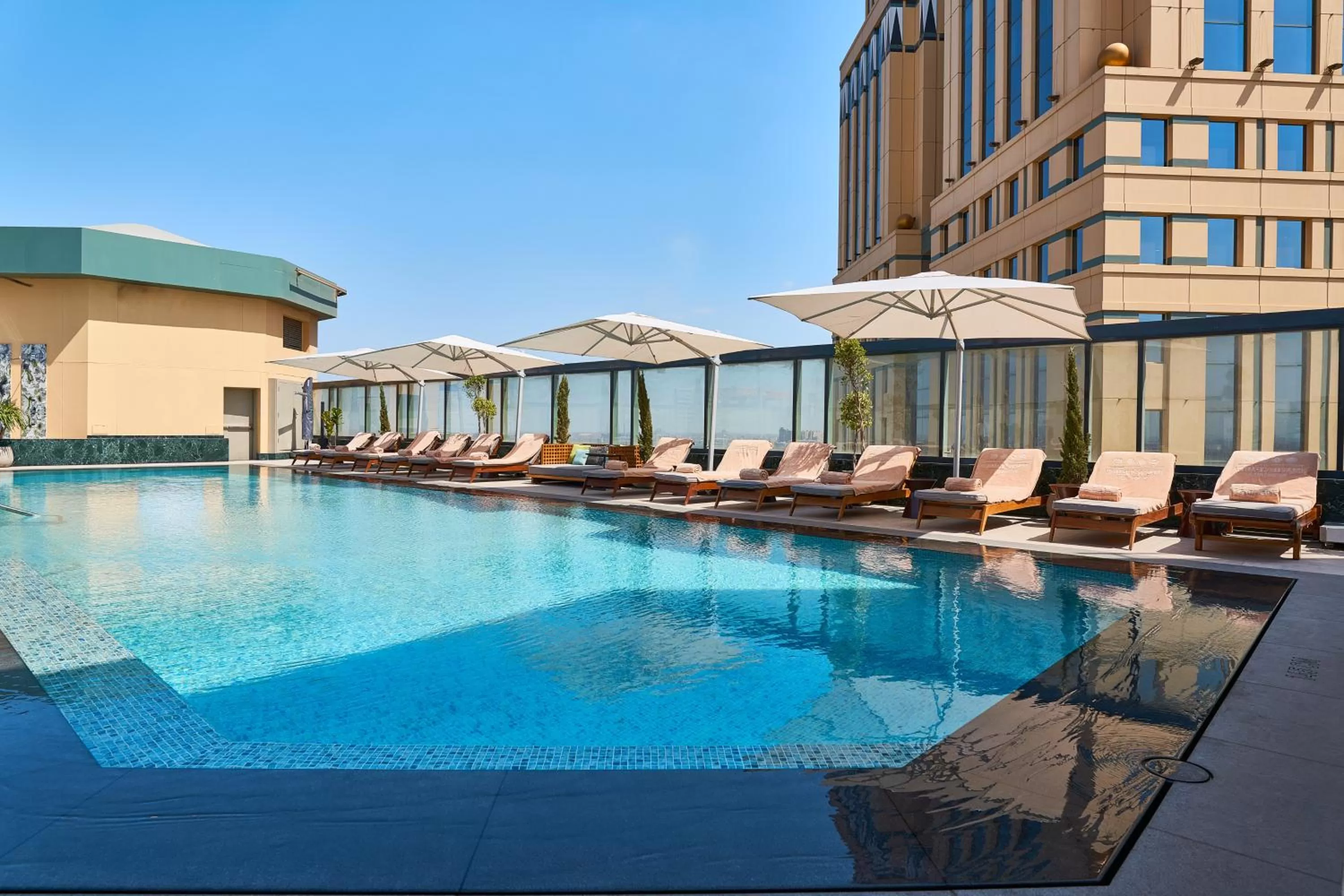 Swimming pool in Fairmont Nile City