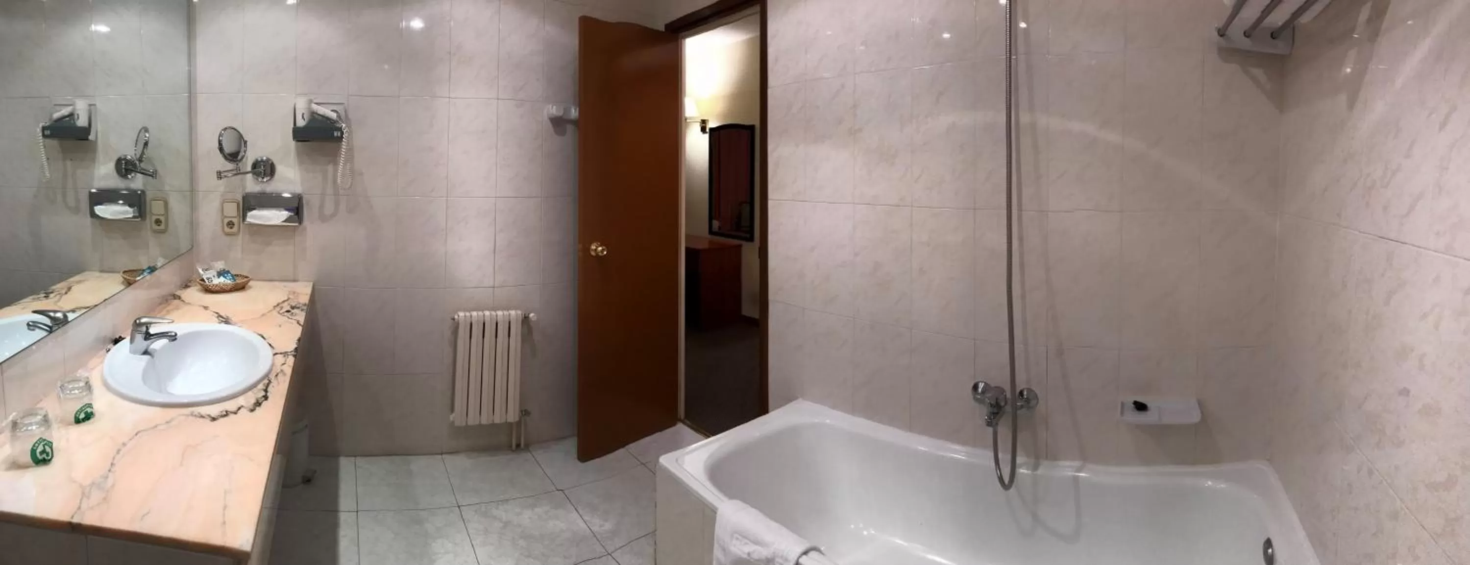 Bathroom in Hotel Roc Del Castell