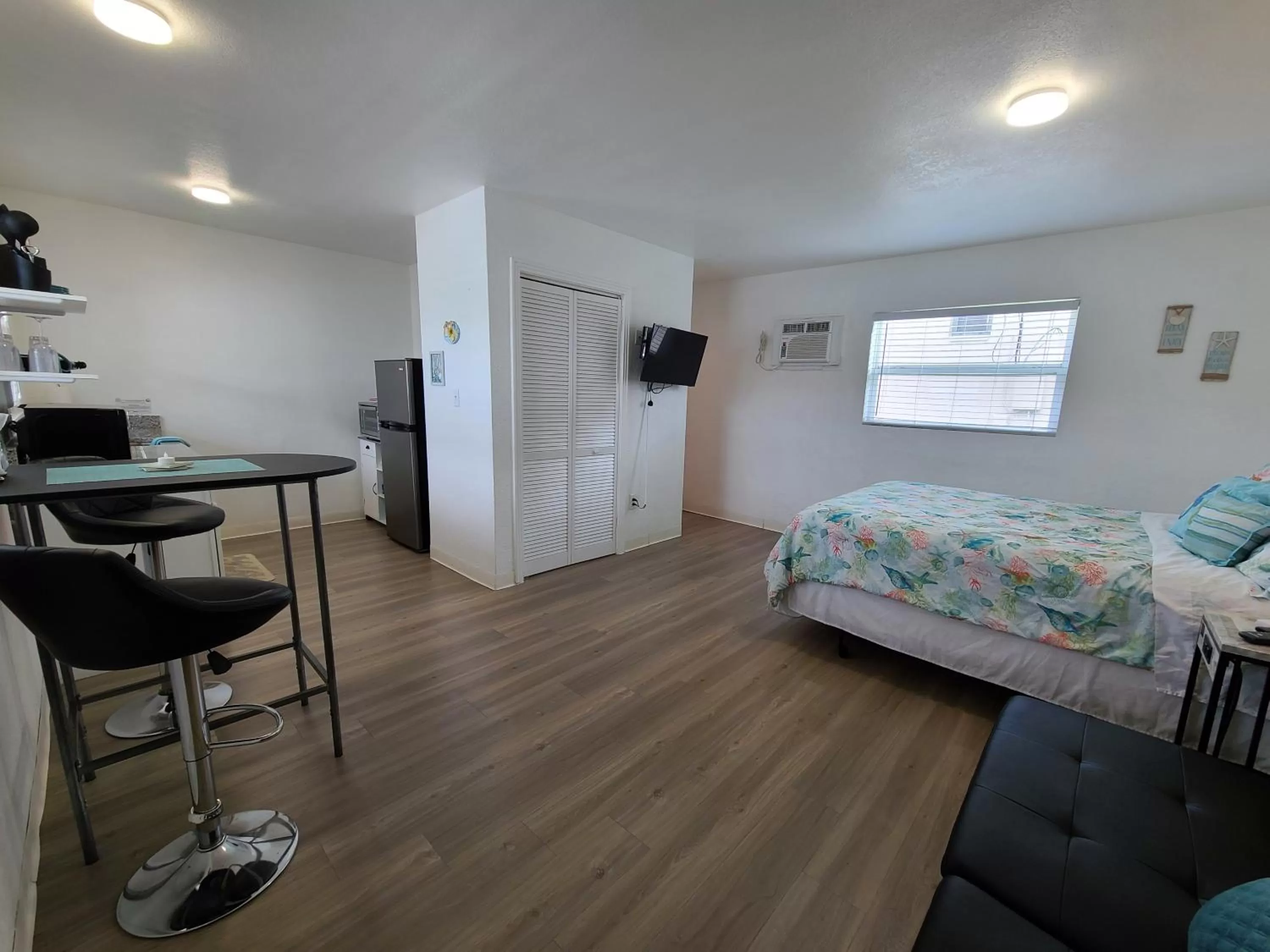 Photo of the whole room in Sun Island Motel