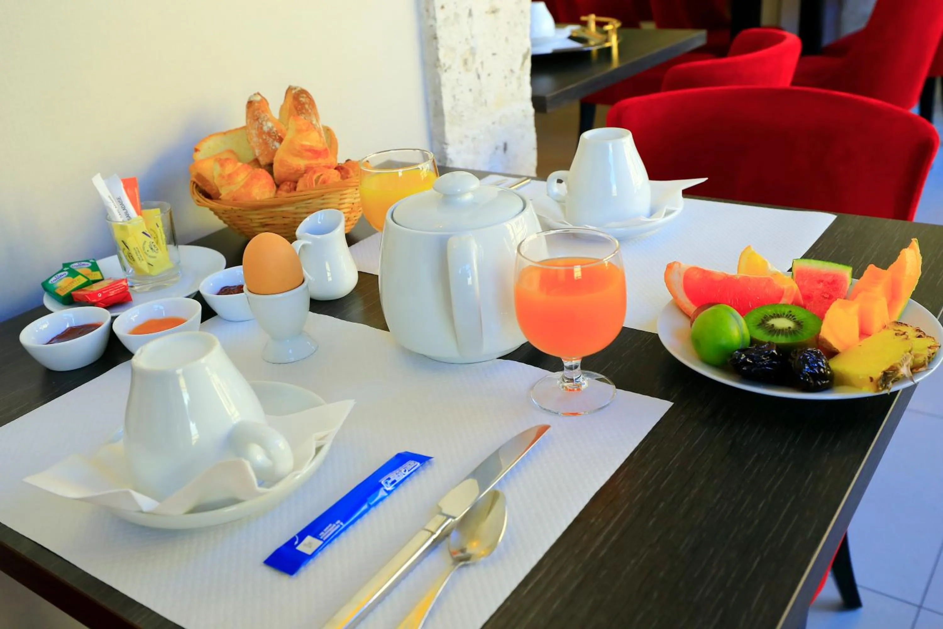 Restaurant/places to eat in Hotel Le Renoir