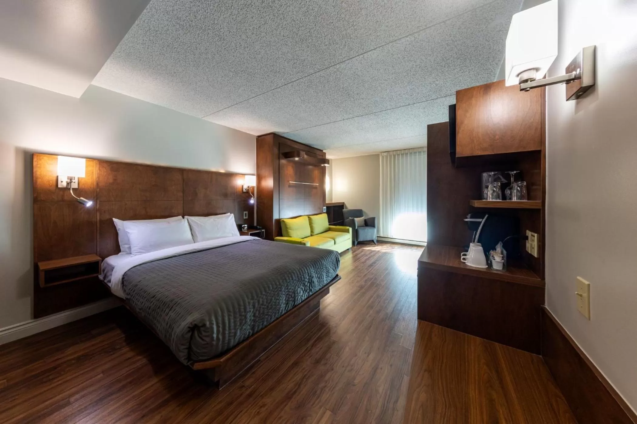 Bed in Hôtel & Suites Normandin Québec