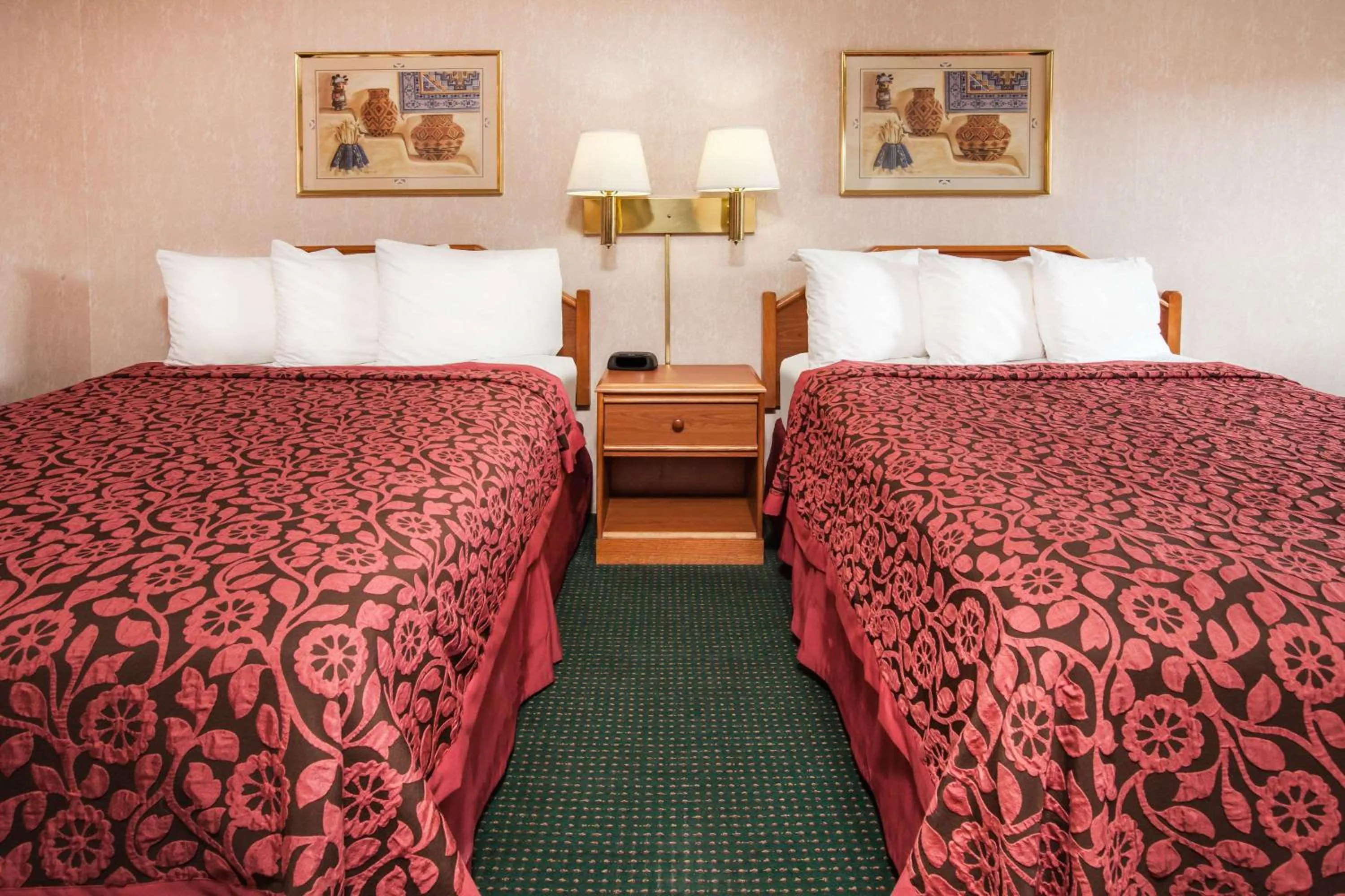 Photo of the whole room, Bed in Days Inn by Wyndham Mountain View