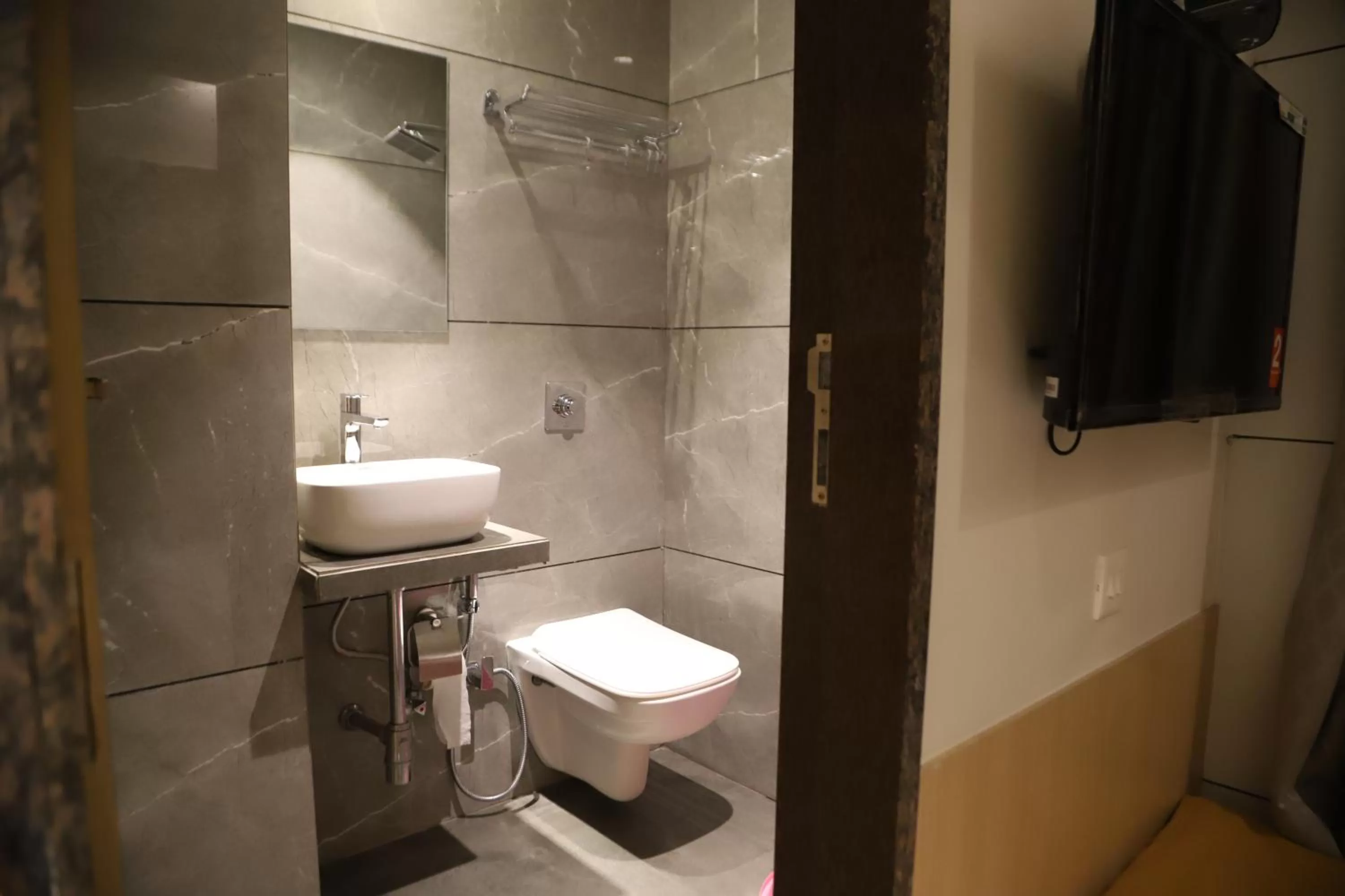 Shower, Bathroom in Maple Inn