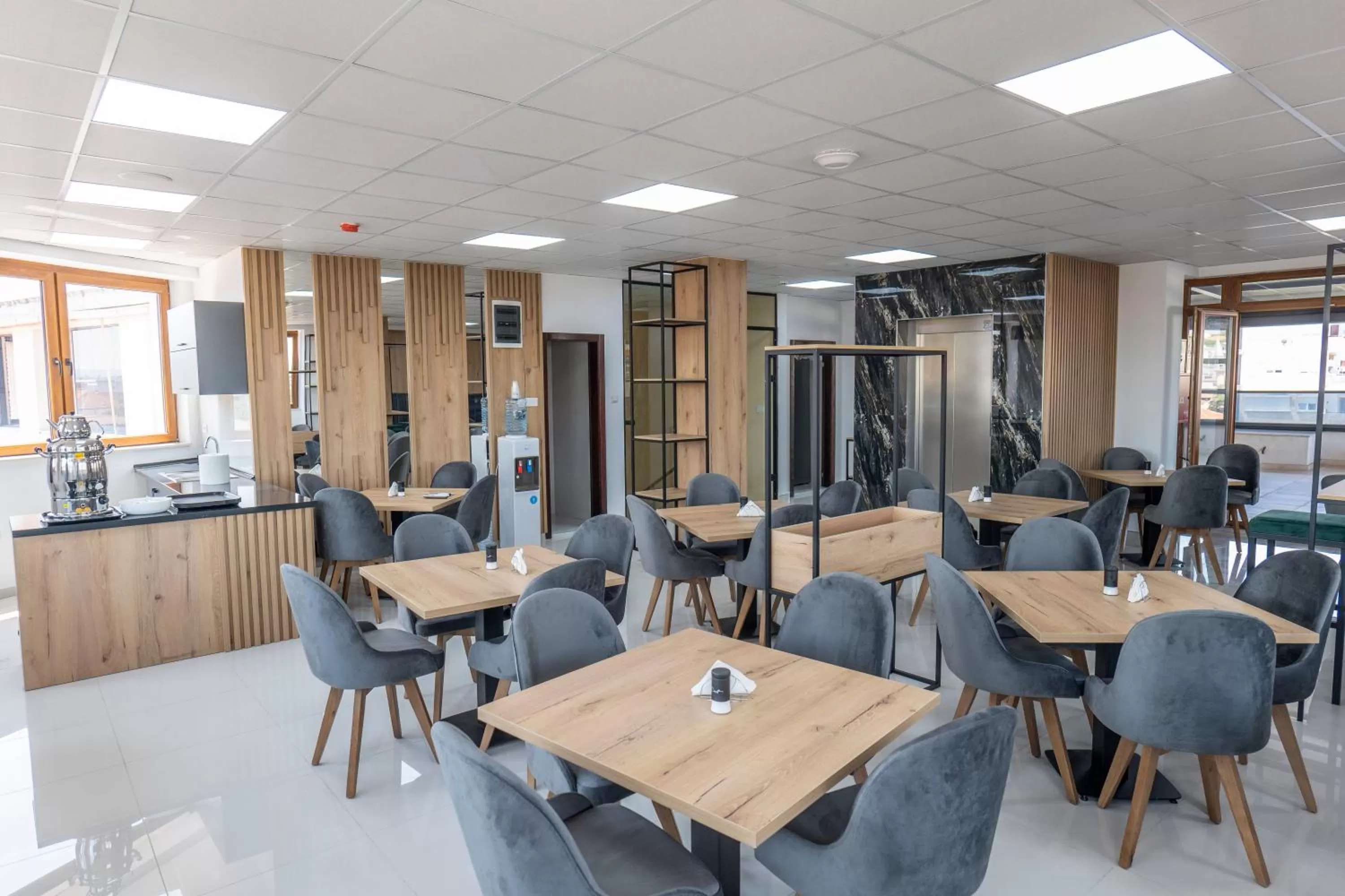 Restaurant/Places to Eat in Hotel Diamond