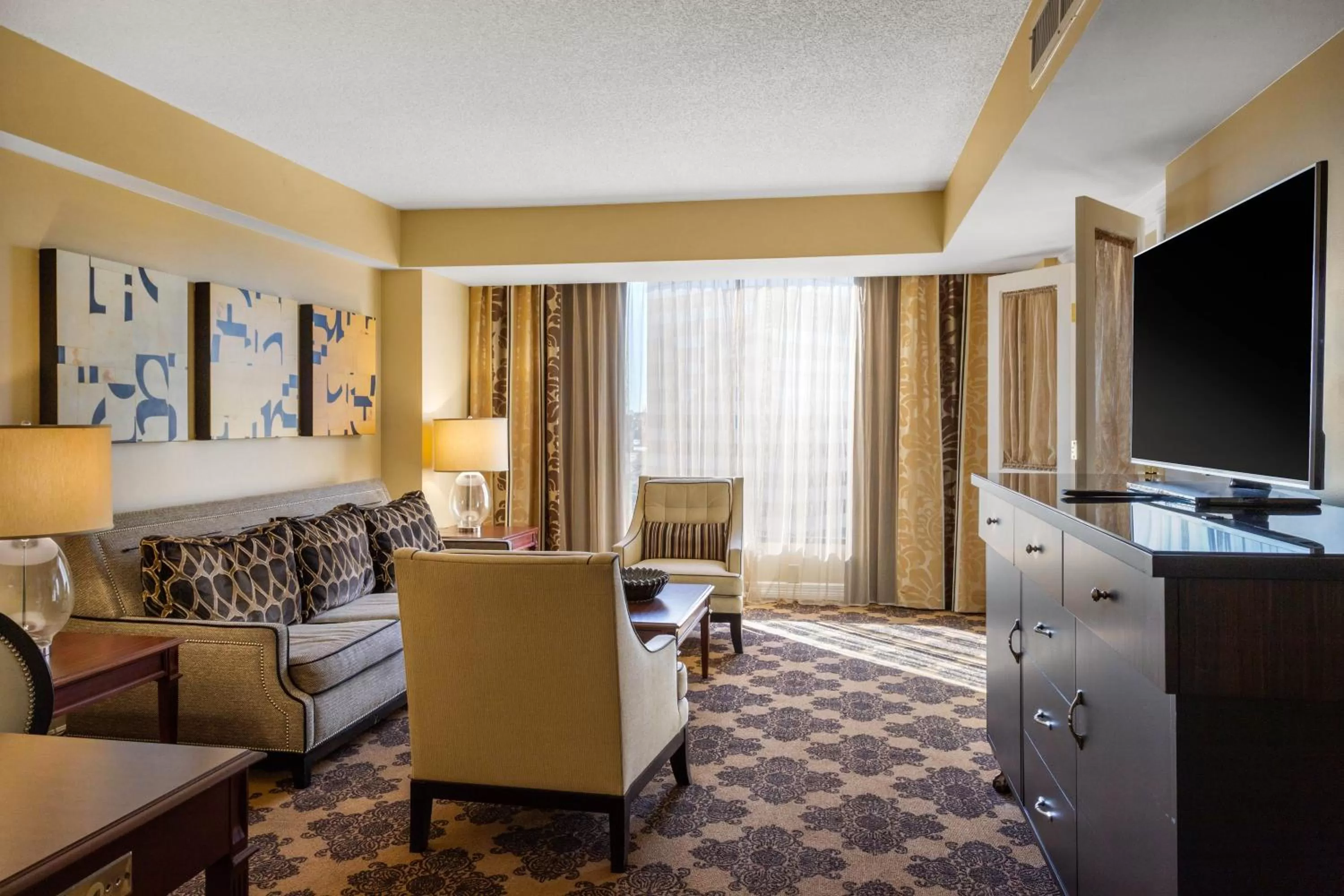 Living room in Omni Houston Hotel