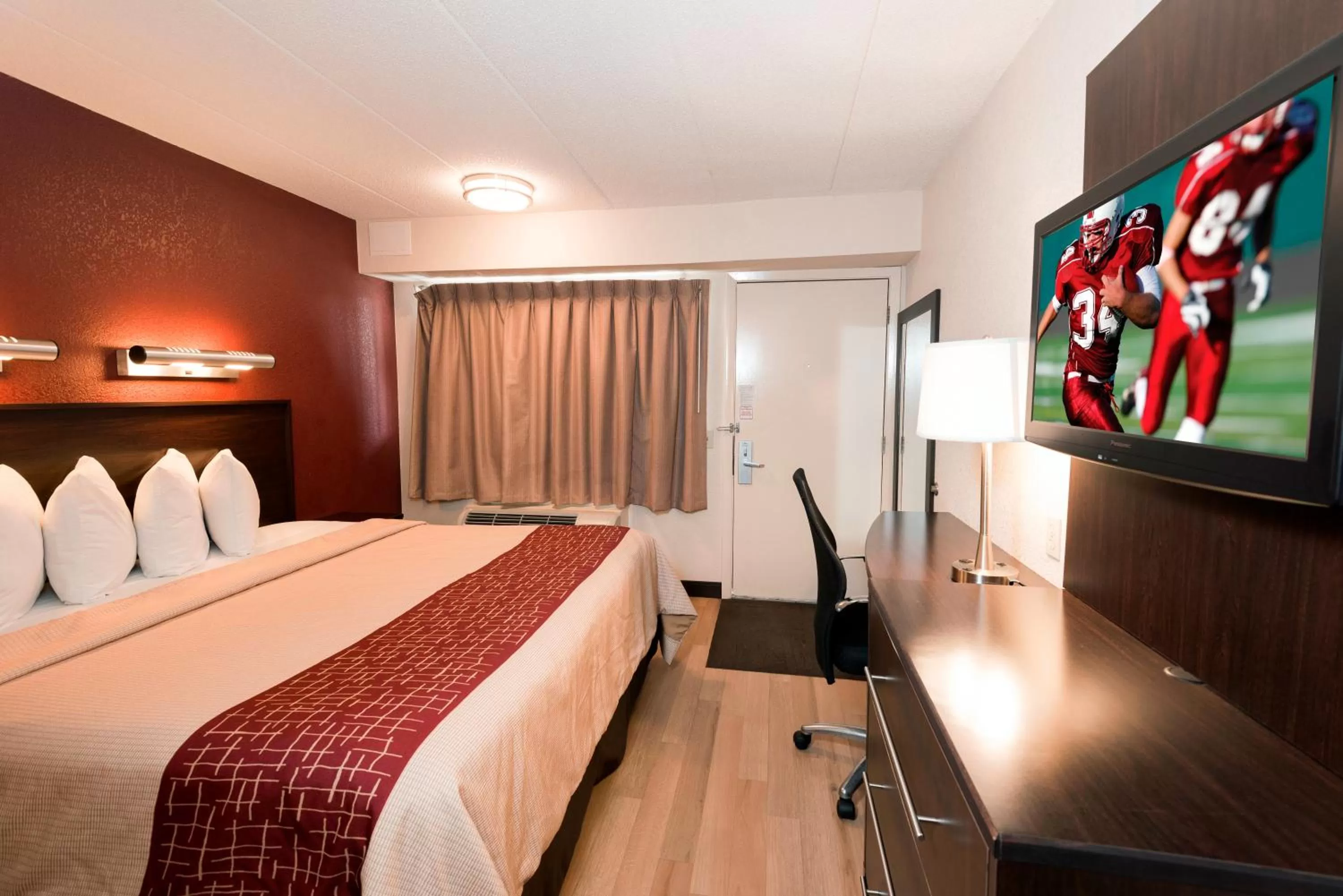 Photo of the whole room, Bed in Red Roof Inn Benton Harbor - St. Joseph