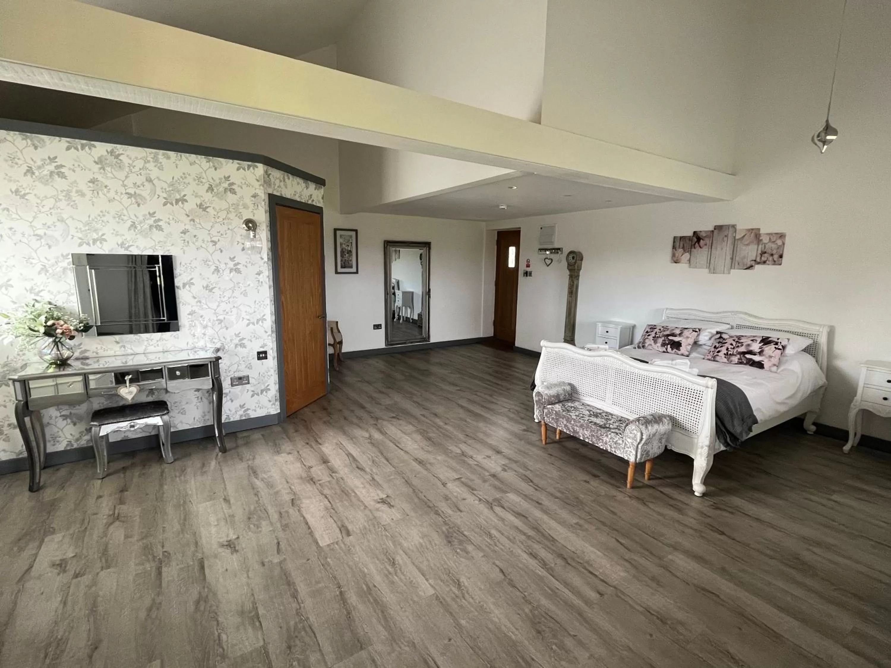 Deluxe Double Room with Bath in The Crown Lodges