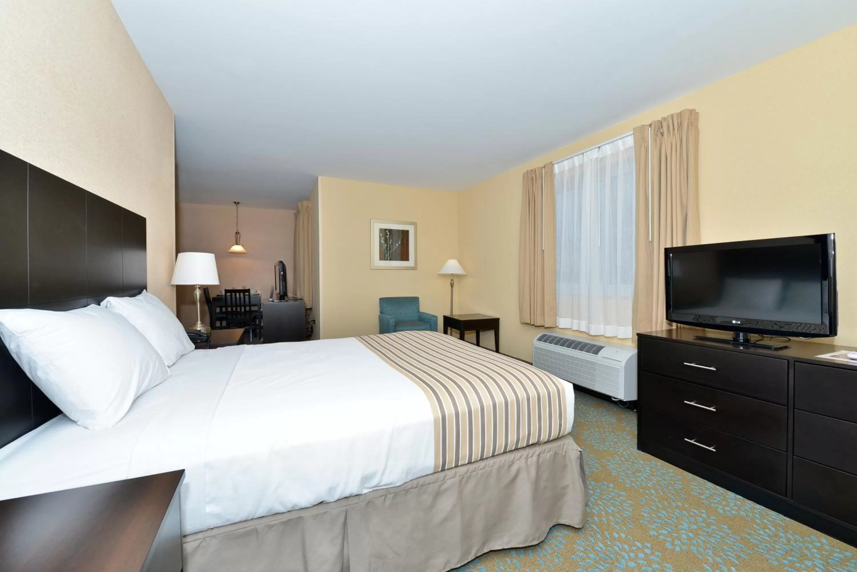 Queen Room - Non-Smoking in Suburban Studios Quantico