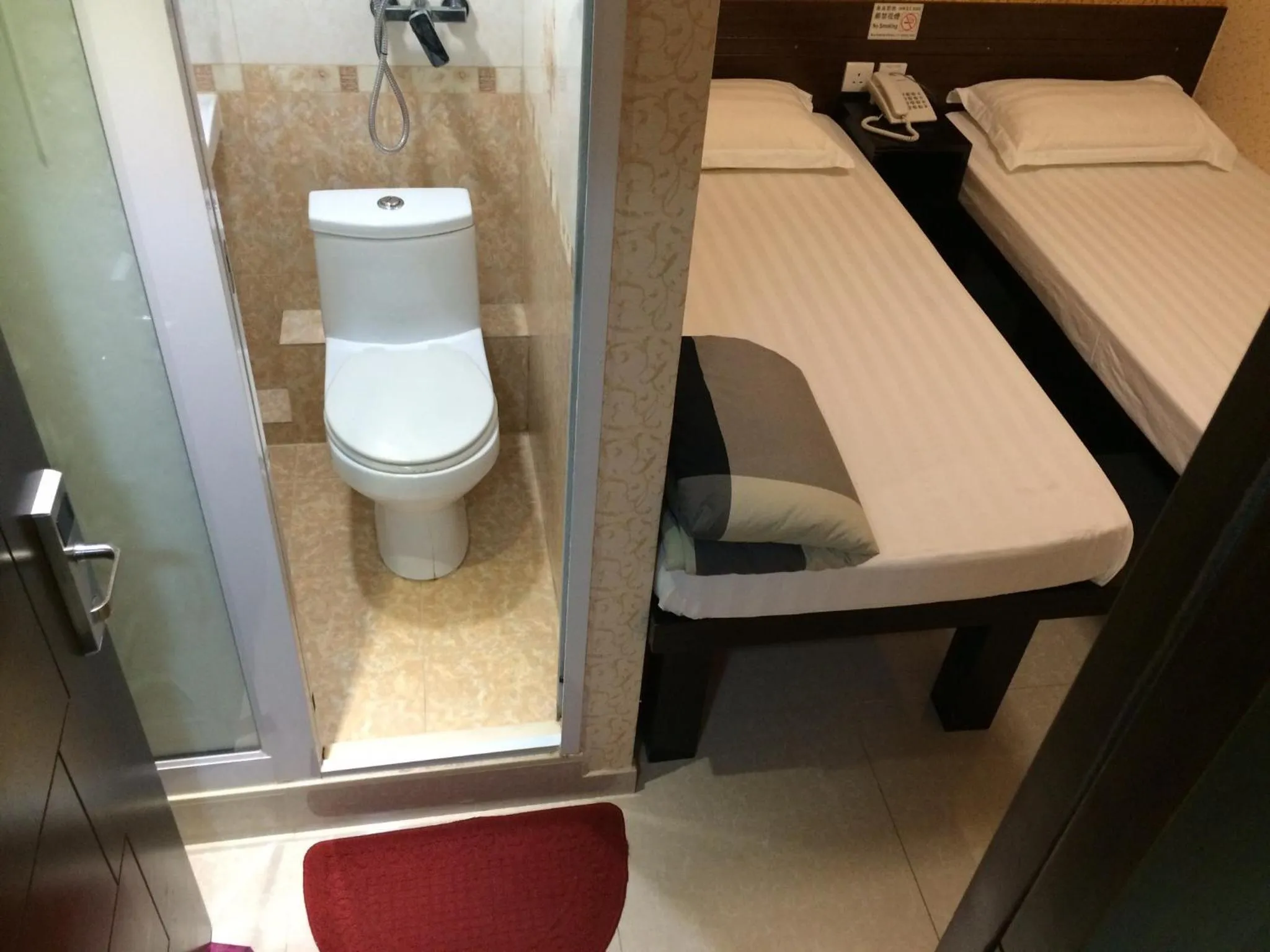 Photo of the whole room in Modern