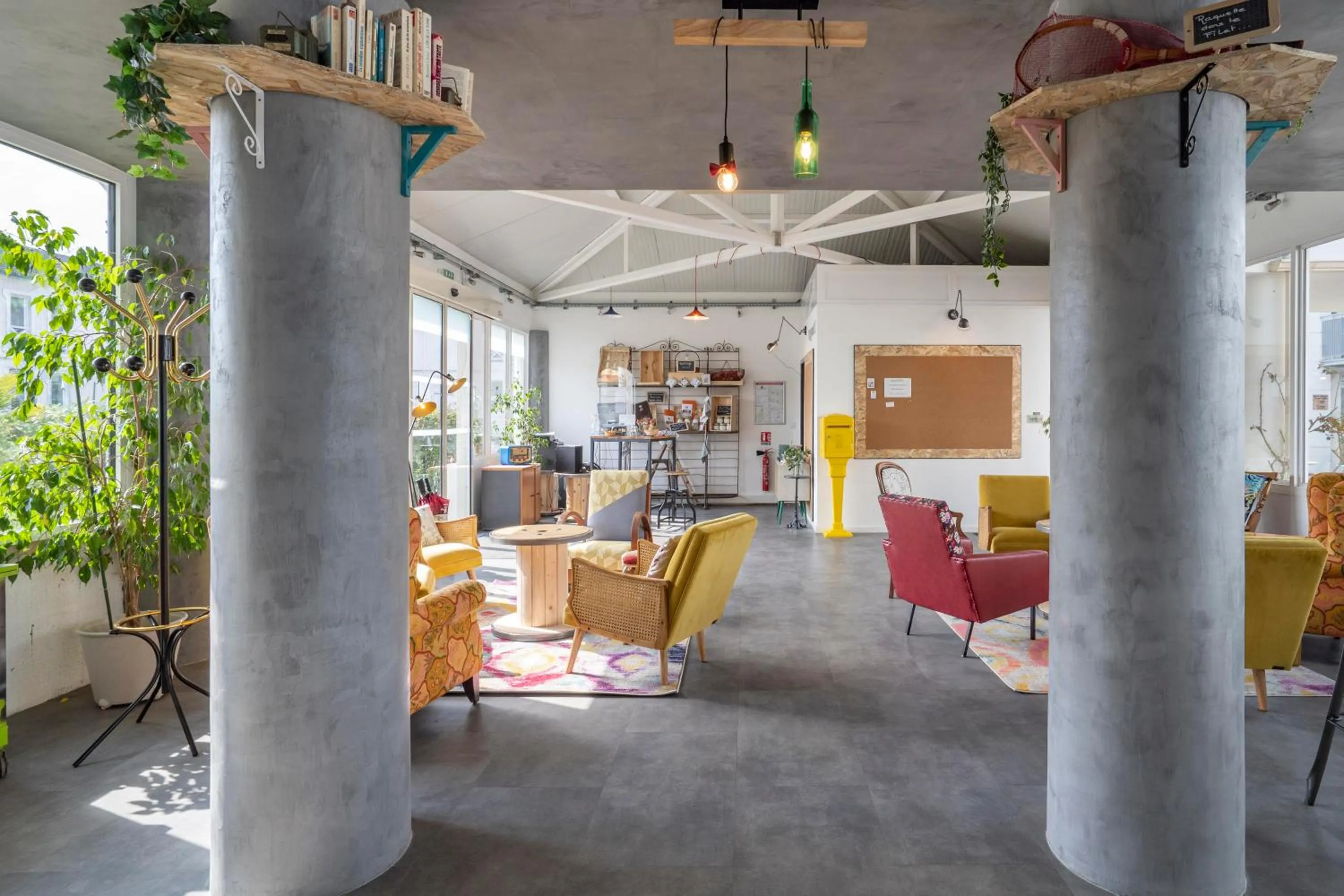 Seating area in greet Hotel Bordeaux Aeroport