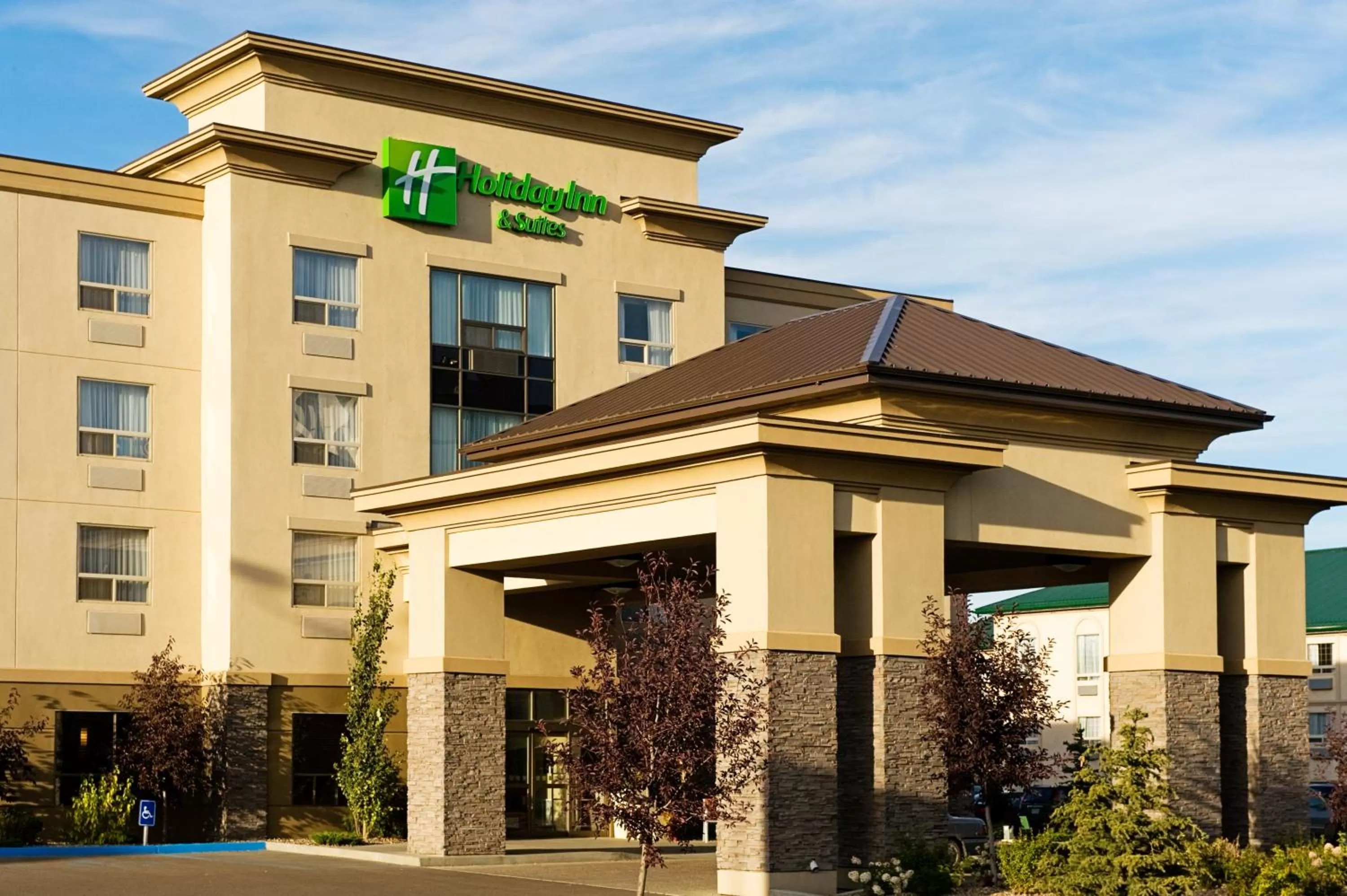 Property building in Holiday Inn & Suites Lloydminster by IHG