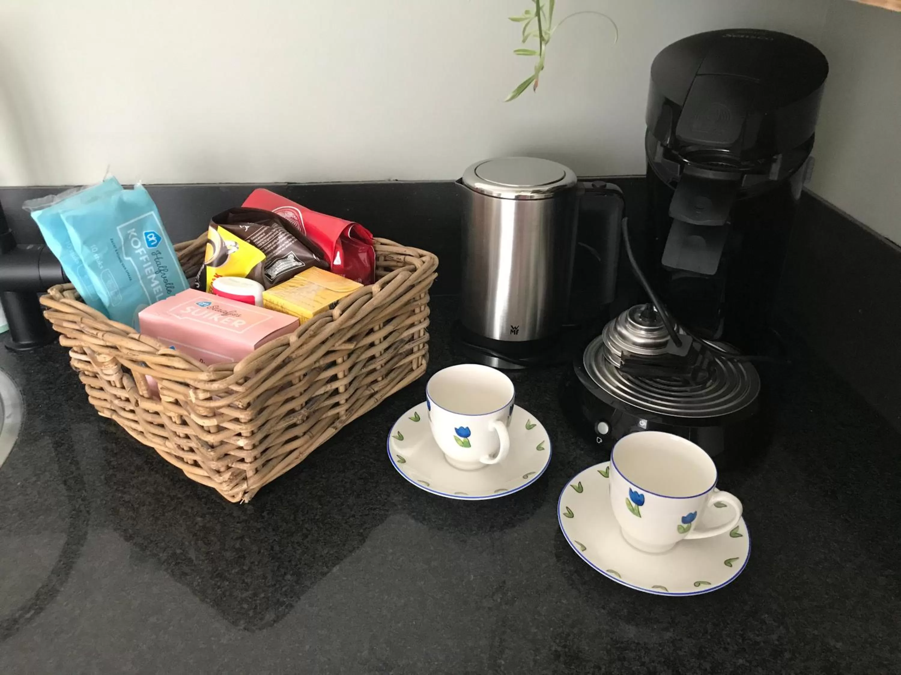 Food and drinks, Coffee/Tea Facilities in Flowerbed