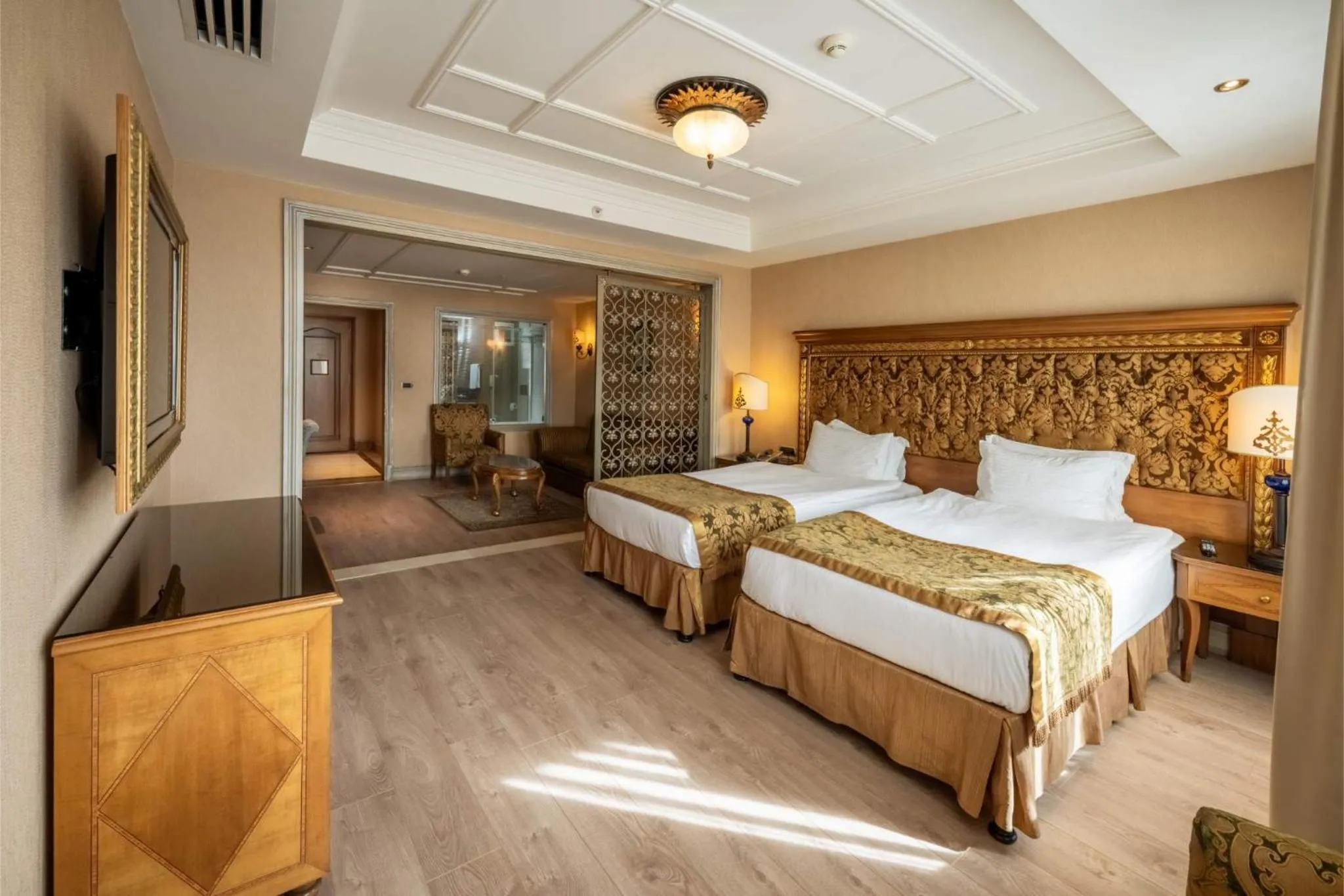 Photo of the whole room, Bed in The Central Palace Taksim