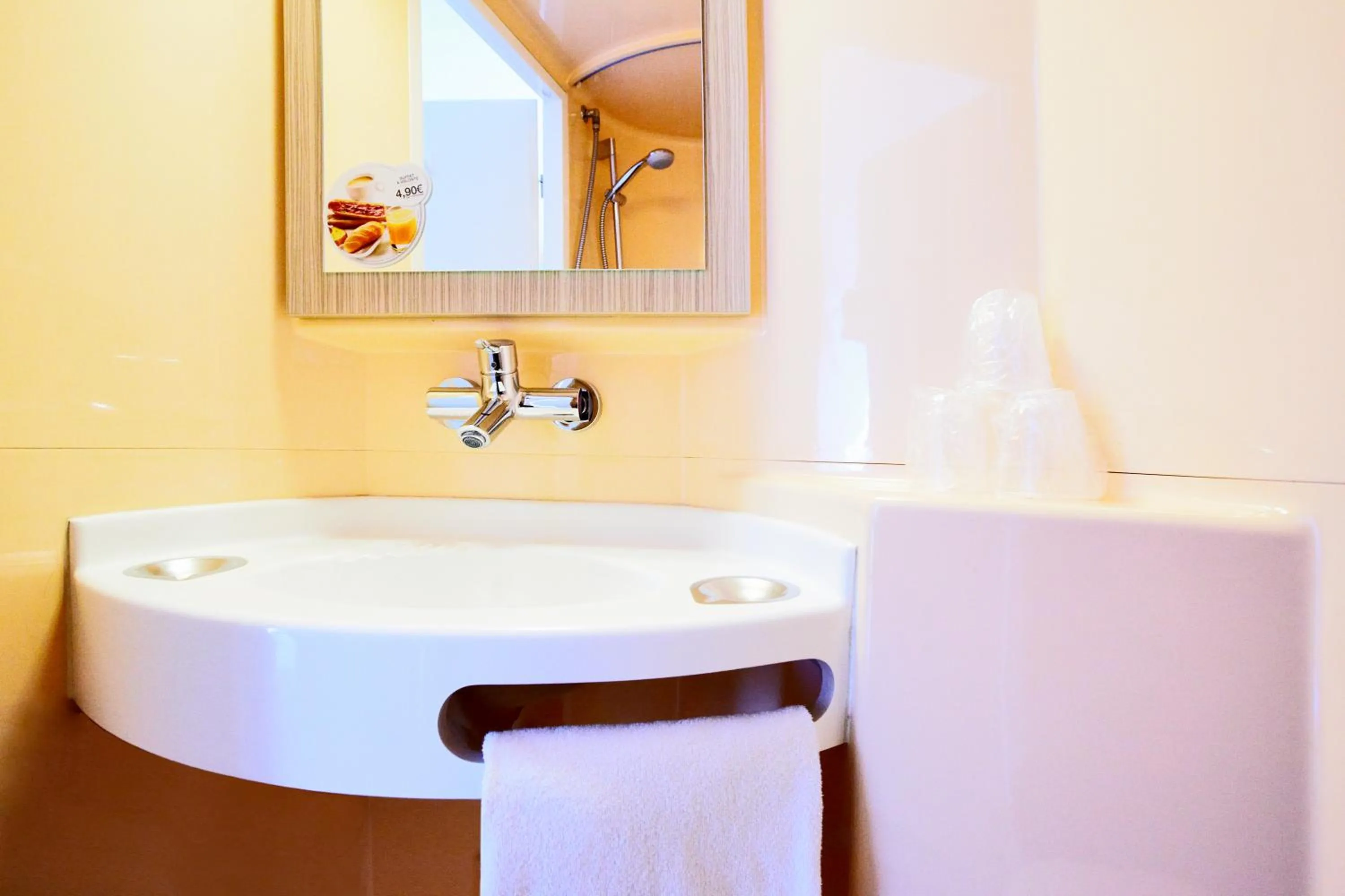 Bathroom in Première Classe Paris Ouest - Pont de Suresnes