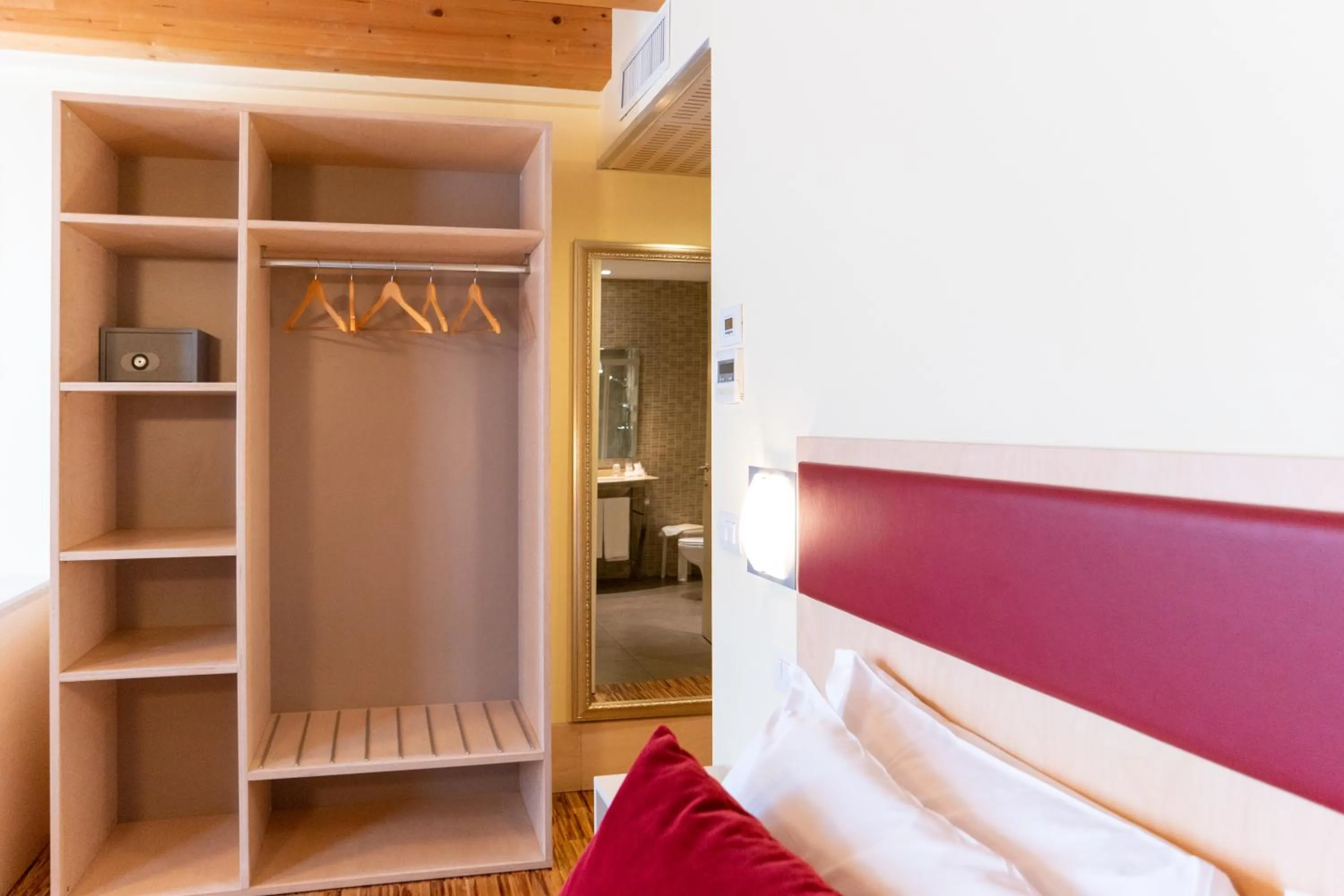 wardrobe, Bed in Hotel Autoespresso Venice - Atika & Atif