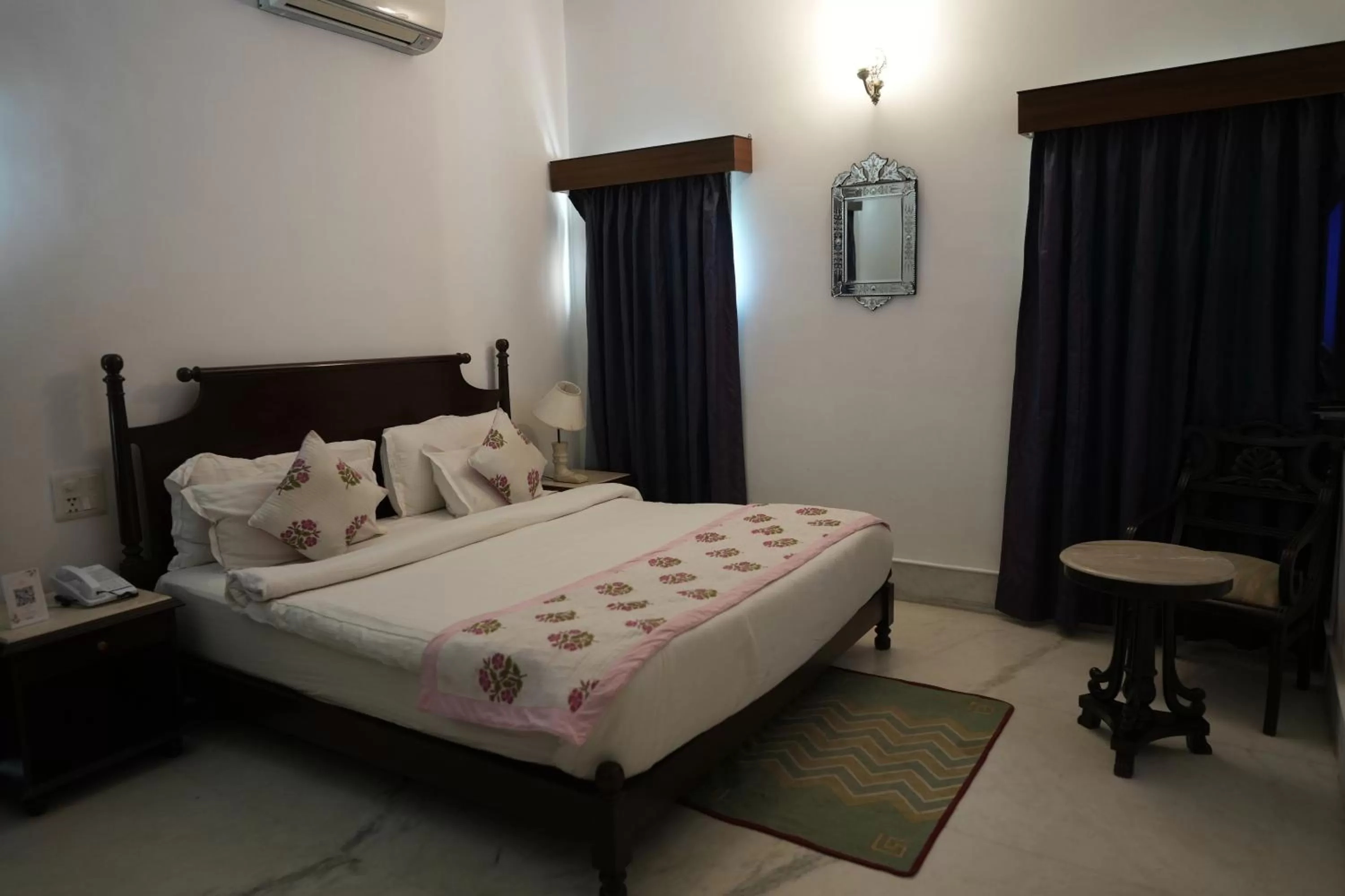 Bedroom, Bed in Amar Kothi