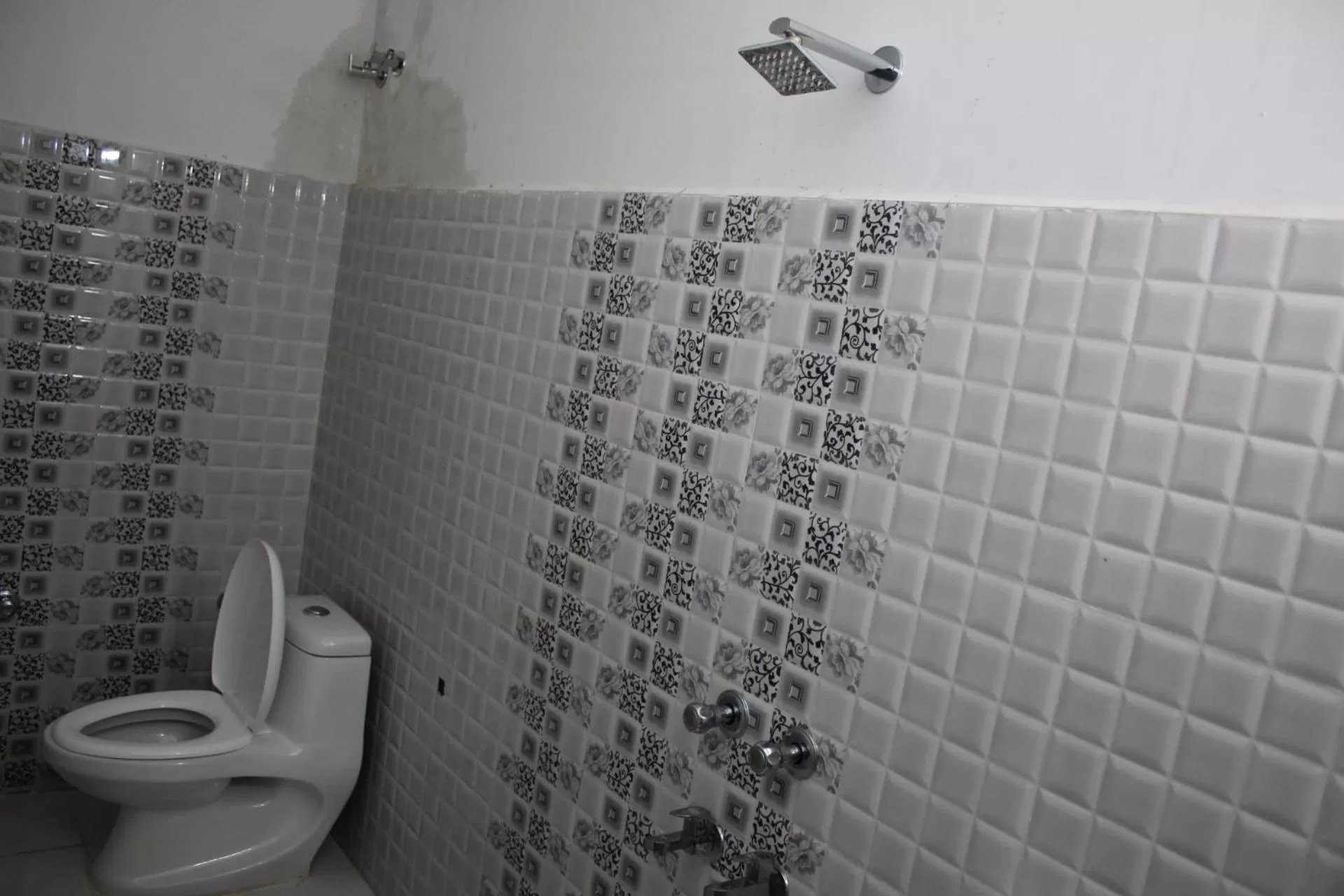 Shower in Hotel Sunset