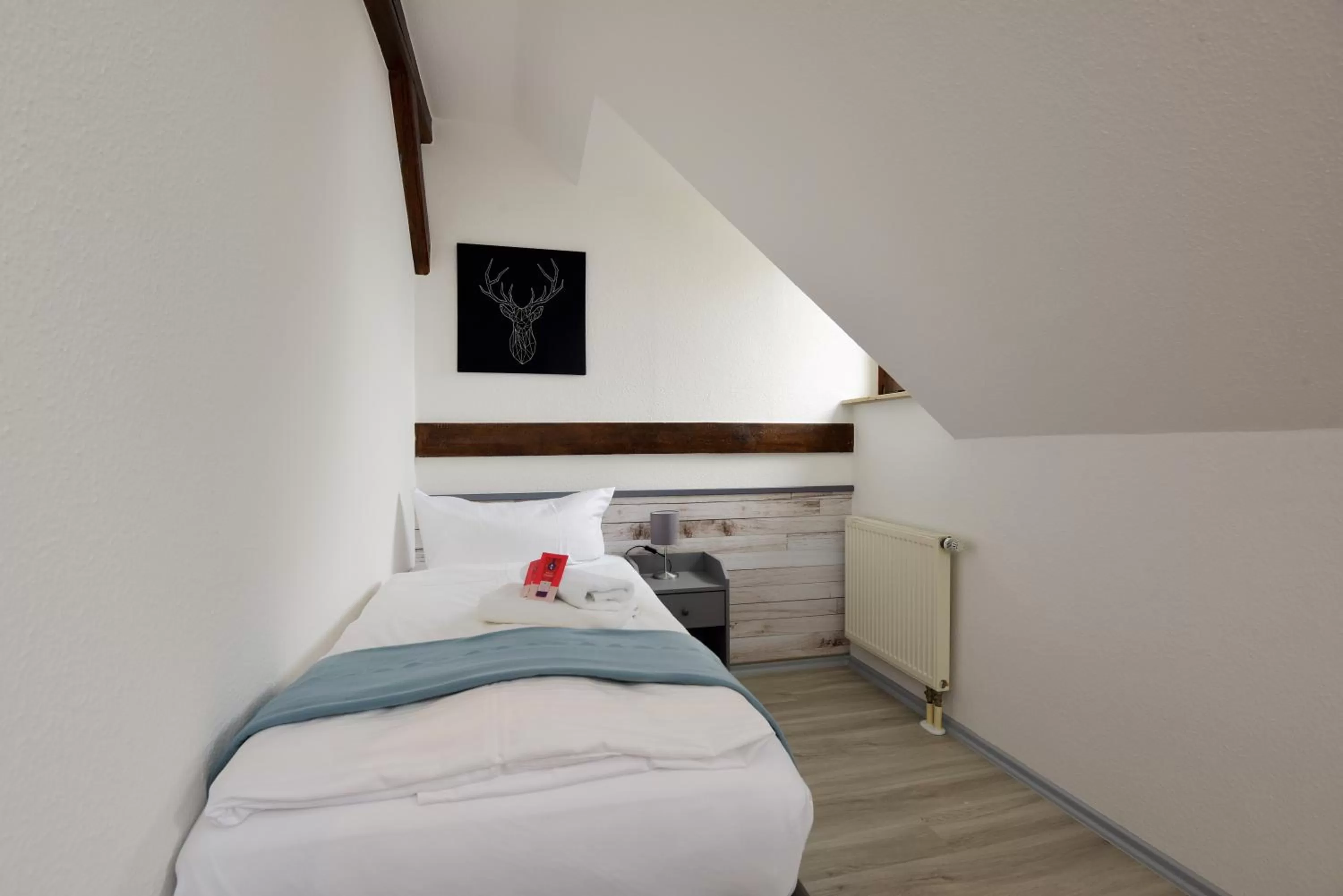 Bed in Landhotel Der Distelhof mit Scheunencafé