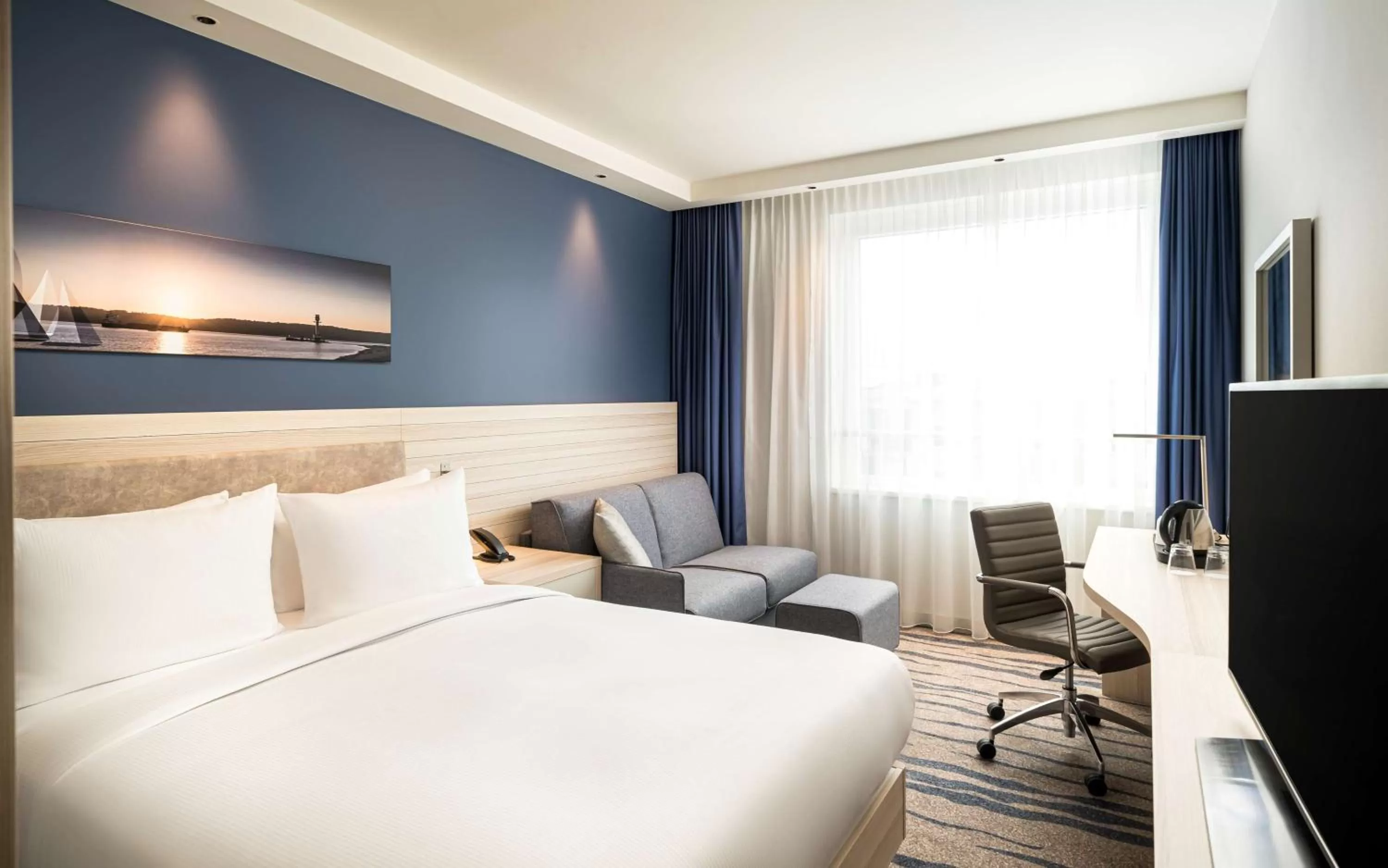 Bedroom, Bed in Hampton By Hilton Kiel