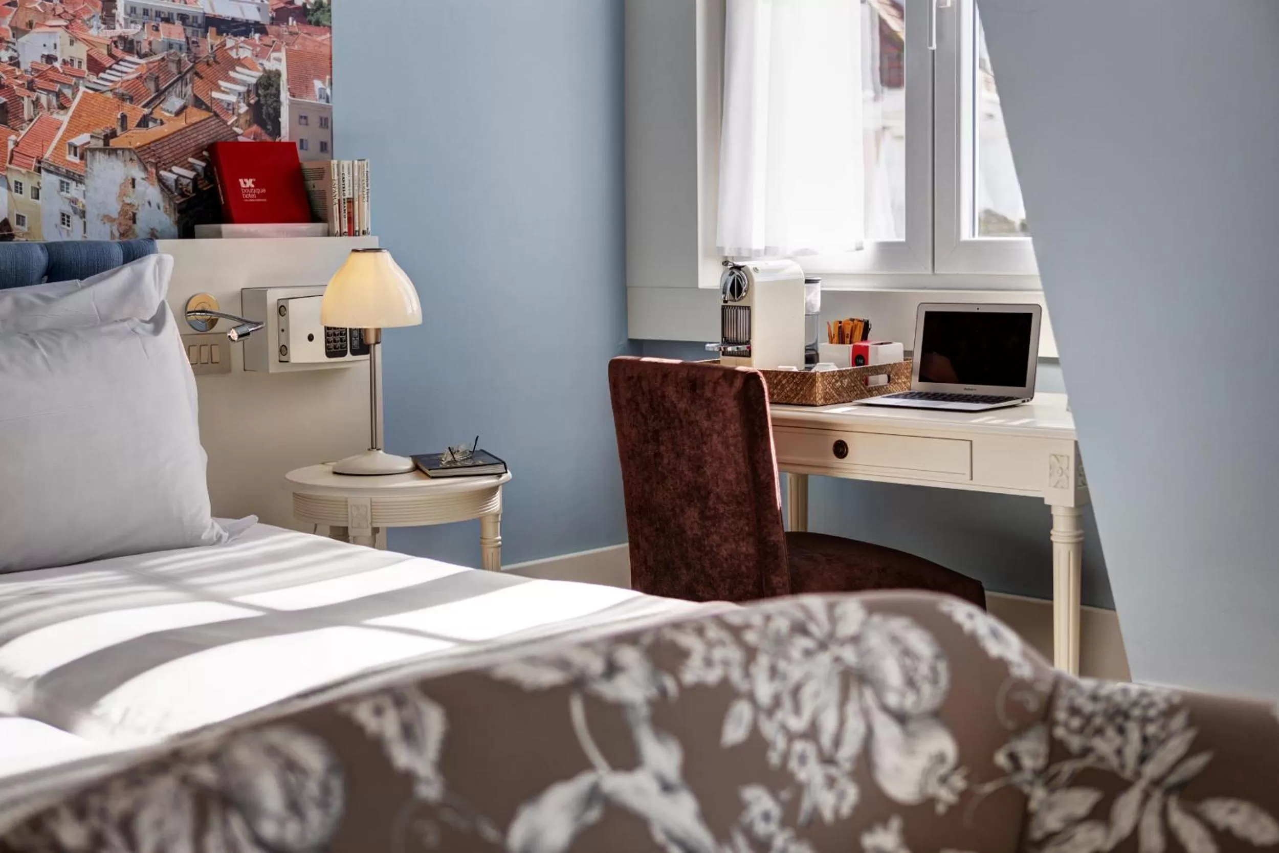 Seating area, Bed in Lx Boutique Hotel