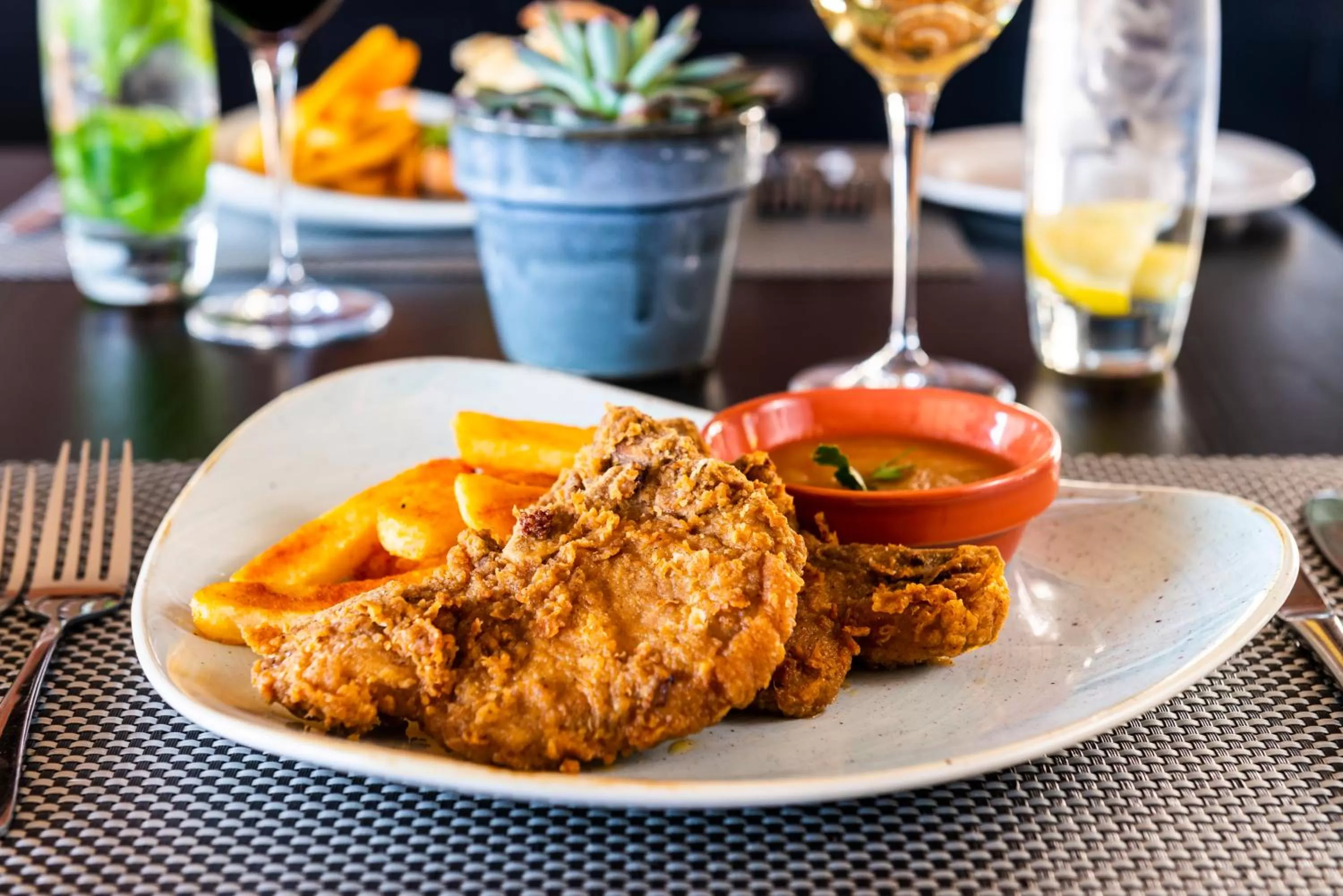 Restaurant/places to eat in aha Harbour Bridge Hotel & Suites