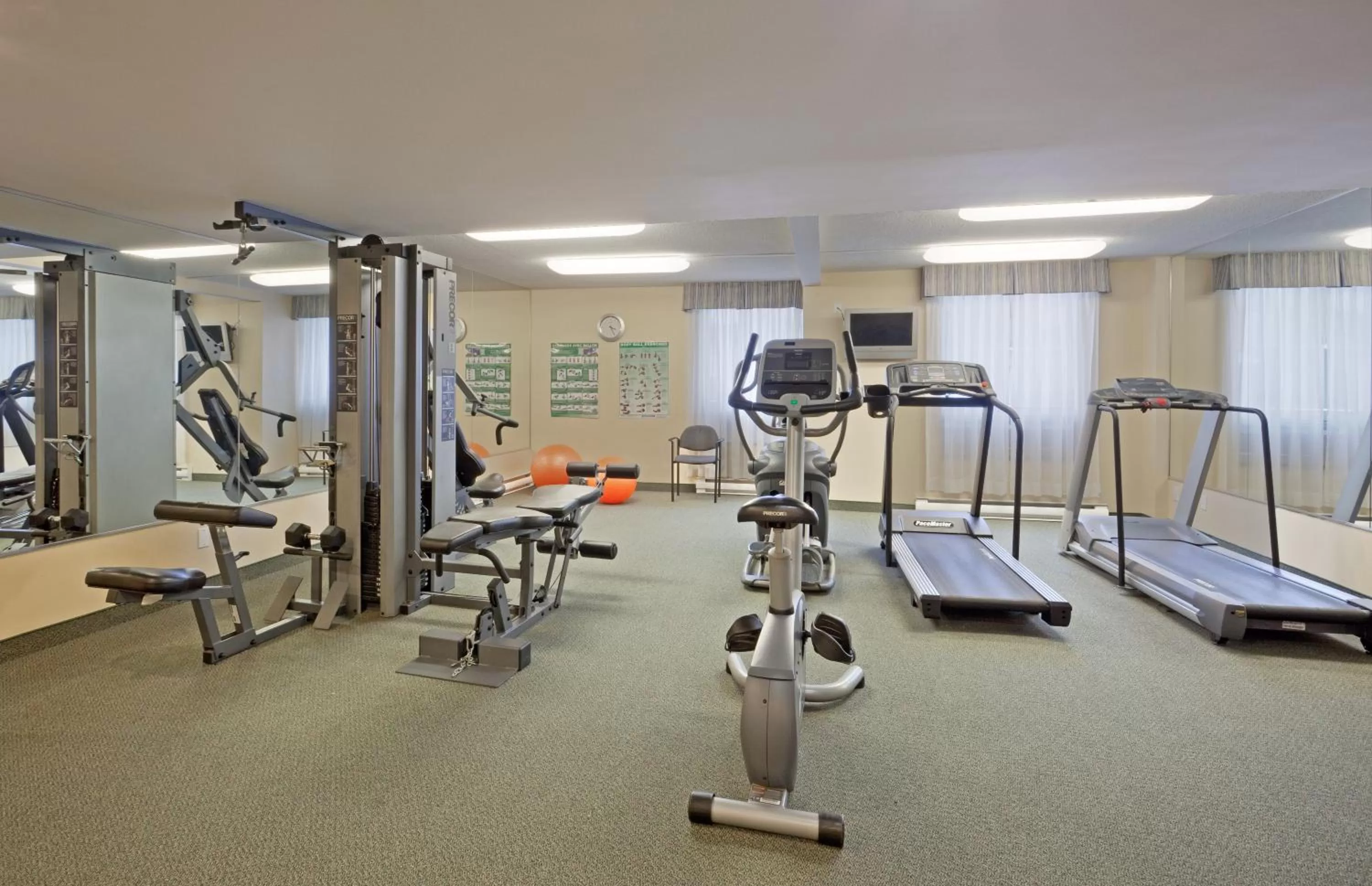 Fitness centre/facilities in Hôtel Saint-Laurent Montréal