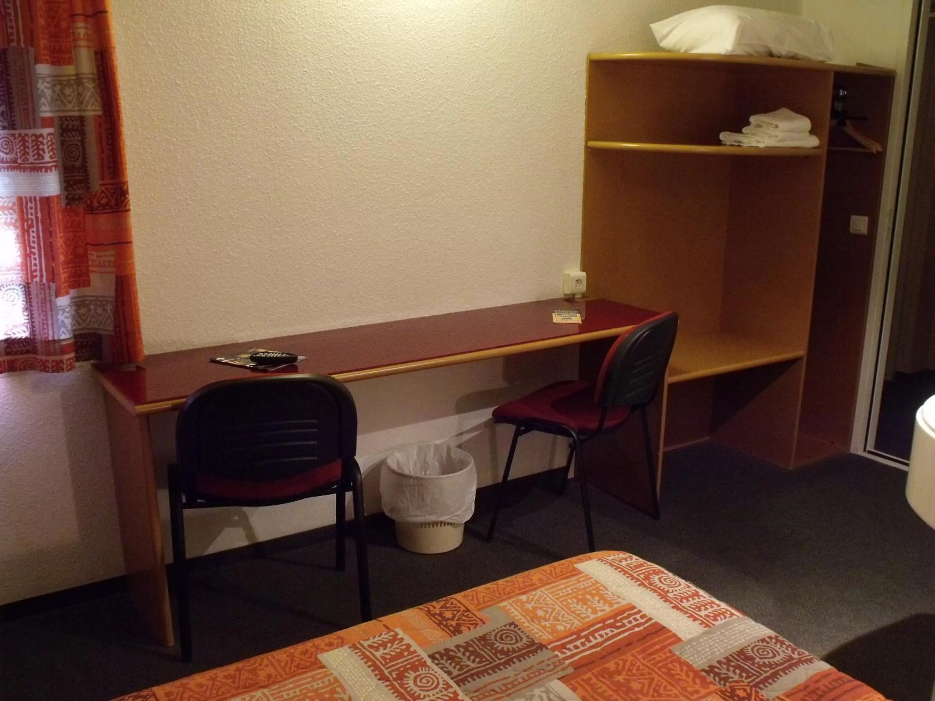 Bed, TV/Entertainment Center in Quick Palace Auxerre