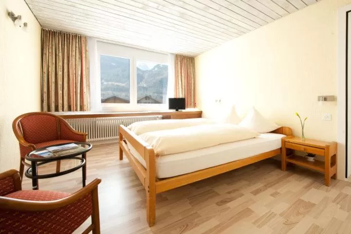 Photo of the whole room, Bed in Hotel Sherlock Holmes & Khana Restaurant "nur 200 m zur Gondelbahn Hasliberg"
