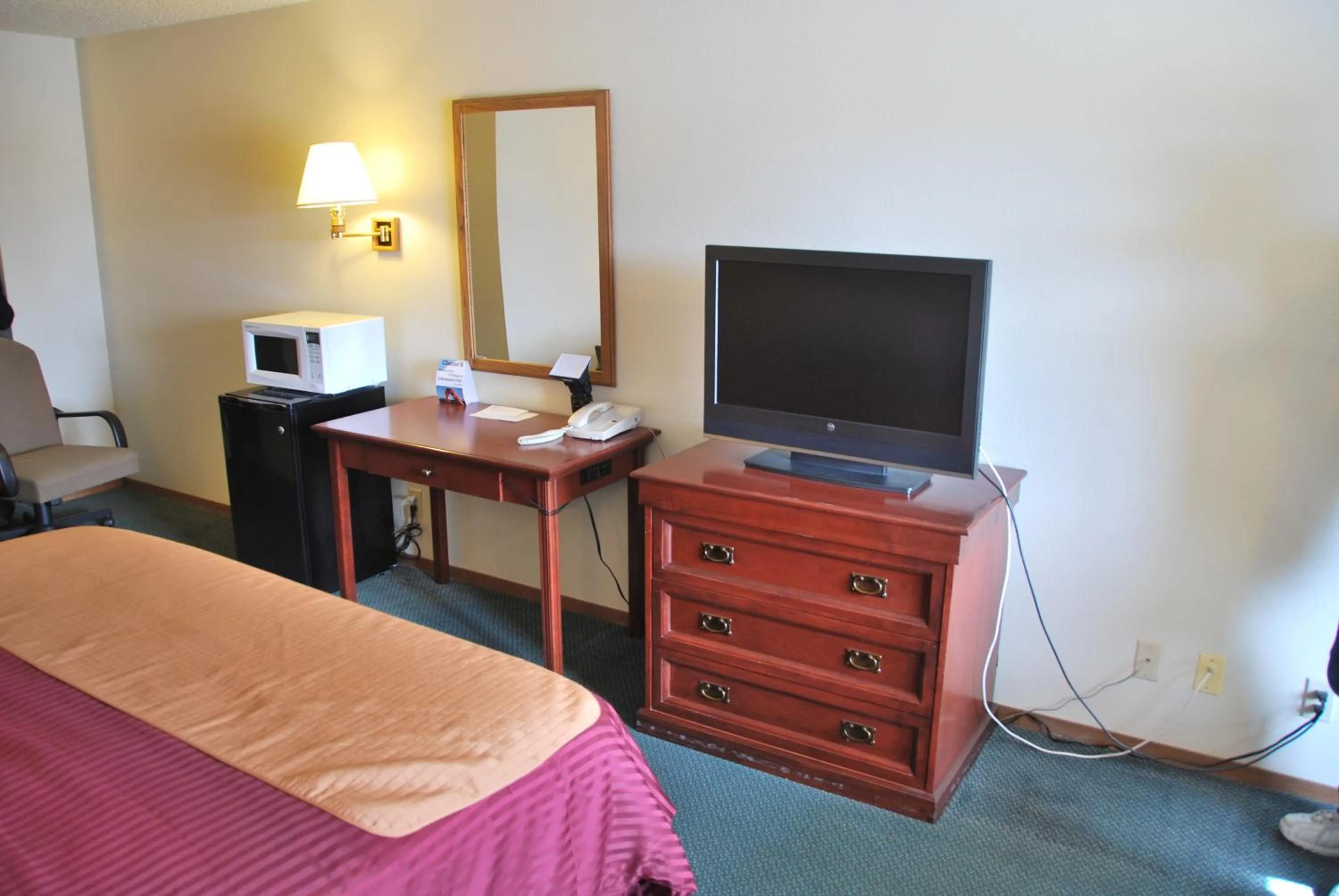 TV and multimedia, Bed in National 9 Inn Price