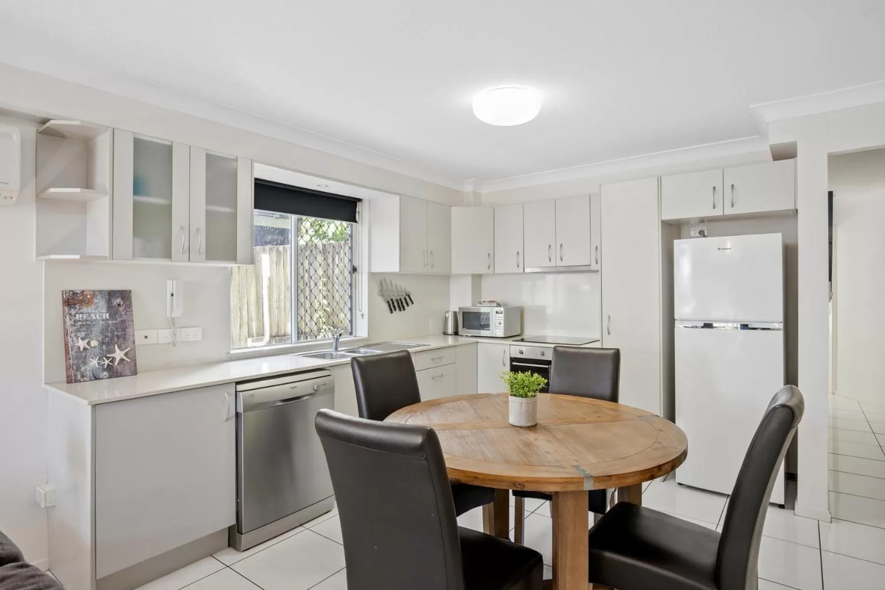 Kitchen or kitchenette in Kirra Palms Holiday Apartments