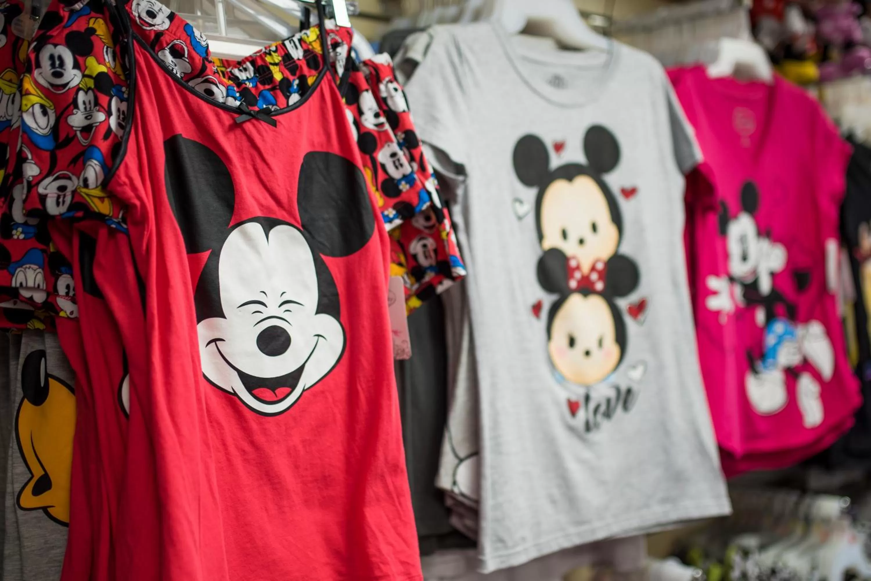 On-site shops in Howard Johnson by Wyndham Anaheim Hotel & Water Playground