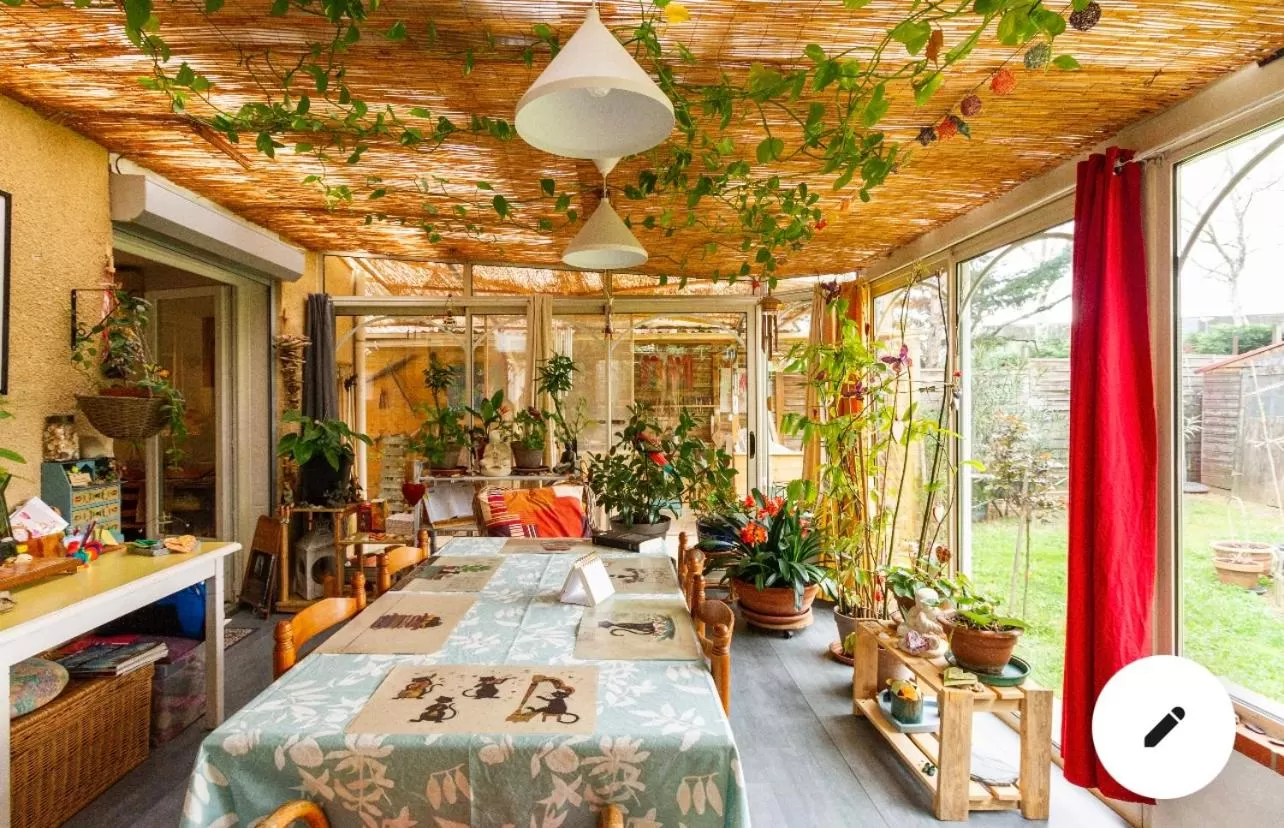 Restaurant/Places to Eat in 2 CHAMBRES B&B PRÈS DE L'AÉROPORT ET DU MEETT