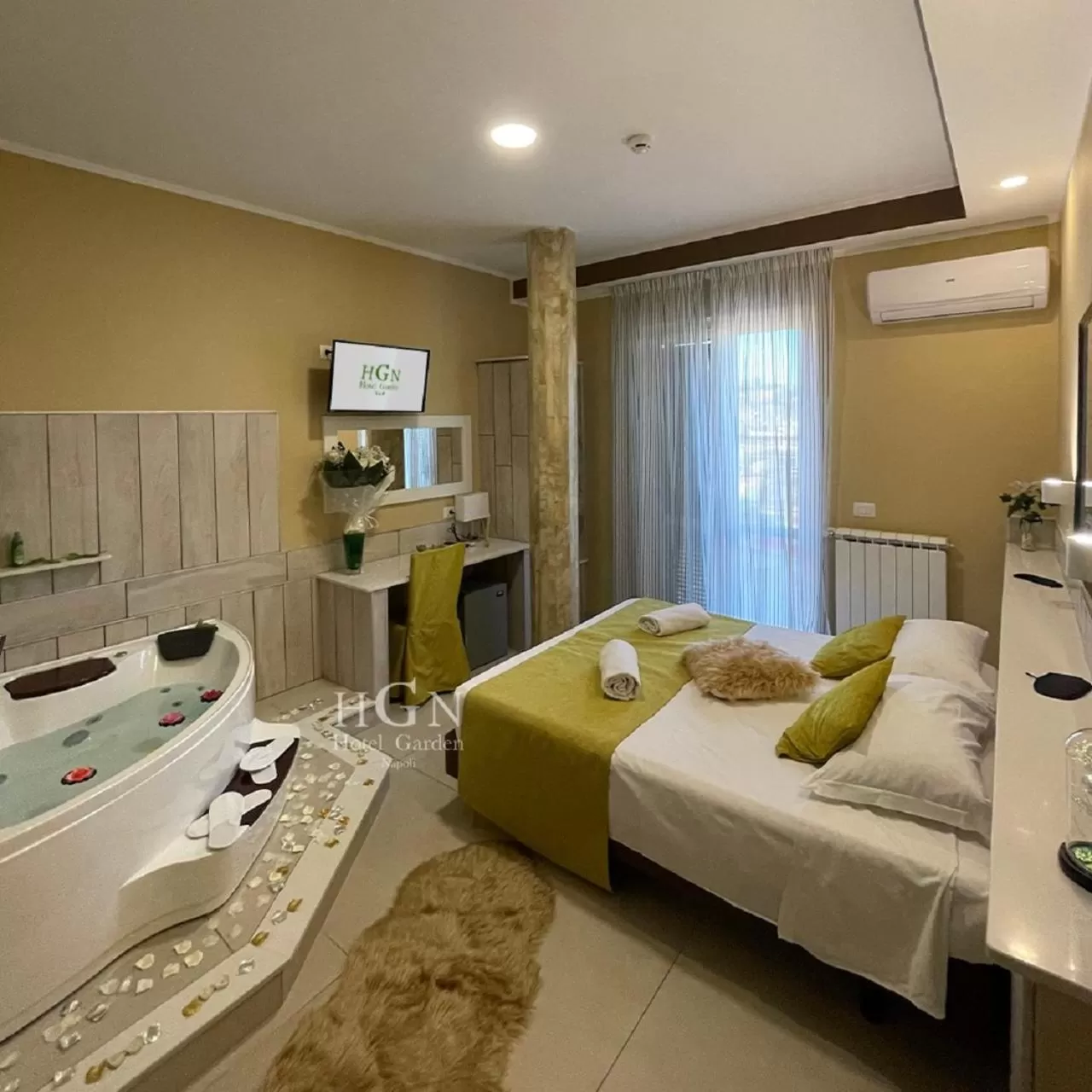Hot Tub, Bed in Hotel Garden Napoli