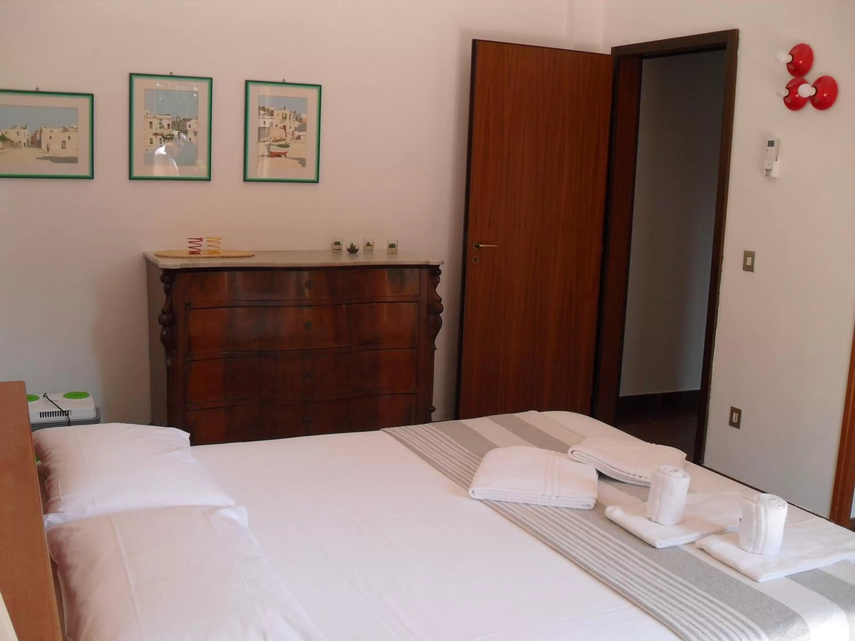 Photo of the whole room, Bed in i gù books & rooms