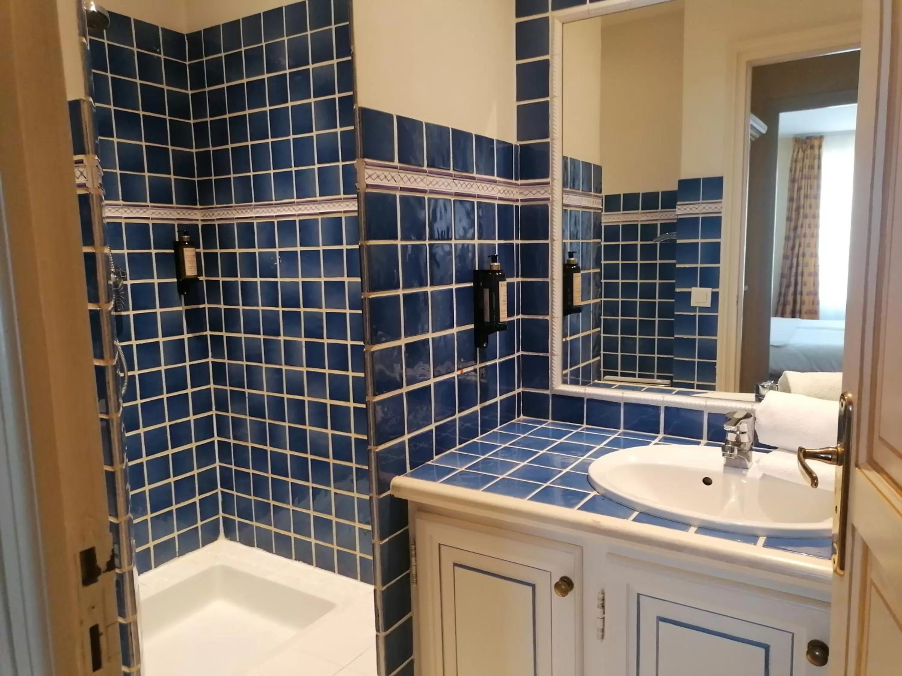 Shower in Hôtel l'Arena