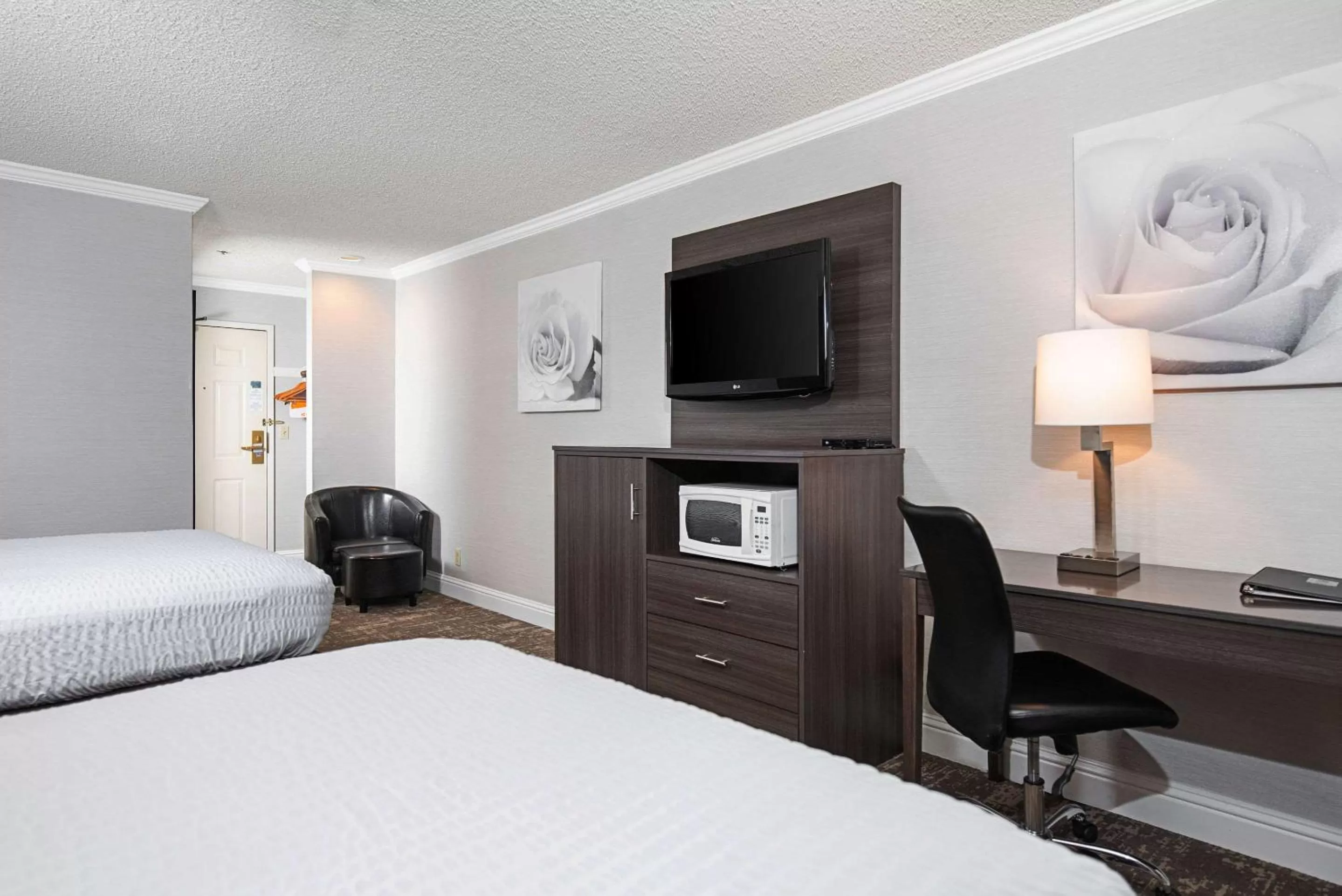 Photo of the whole room, Bed in Clarion Inn Silicon Valley