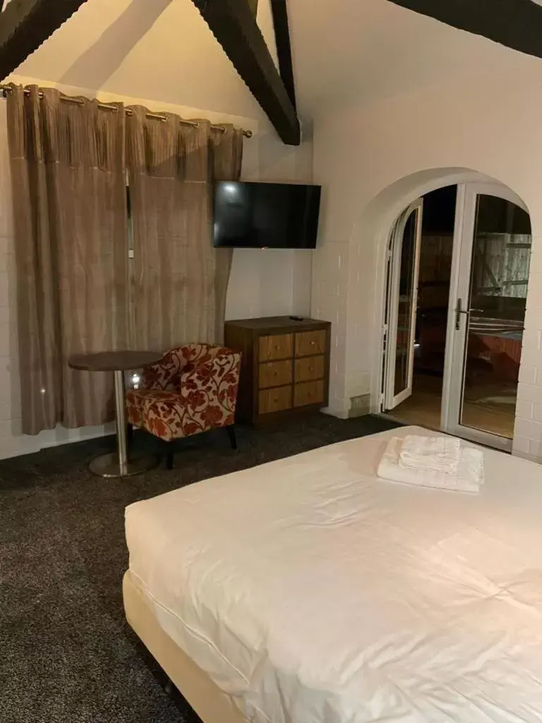 King Suite with Sofa Bed - Non-Smoking in The George - Sure Hotel Collection by Best Western King Suite with Sofa Bed - Non-Smoking in The George - Sure Hotel Collection by Best Western