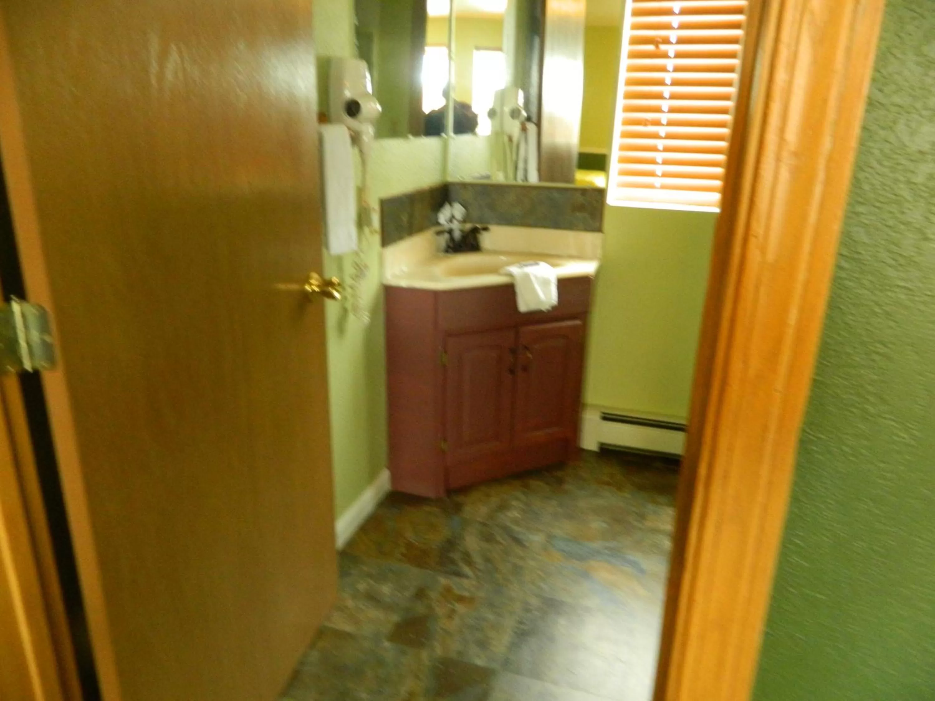 Bathroom in Country Motor Inn