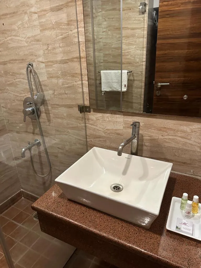 Bathroom in Airport Hotel Ramhan Palace Mahipalpur