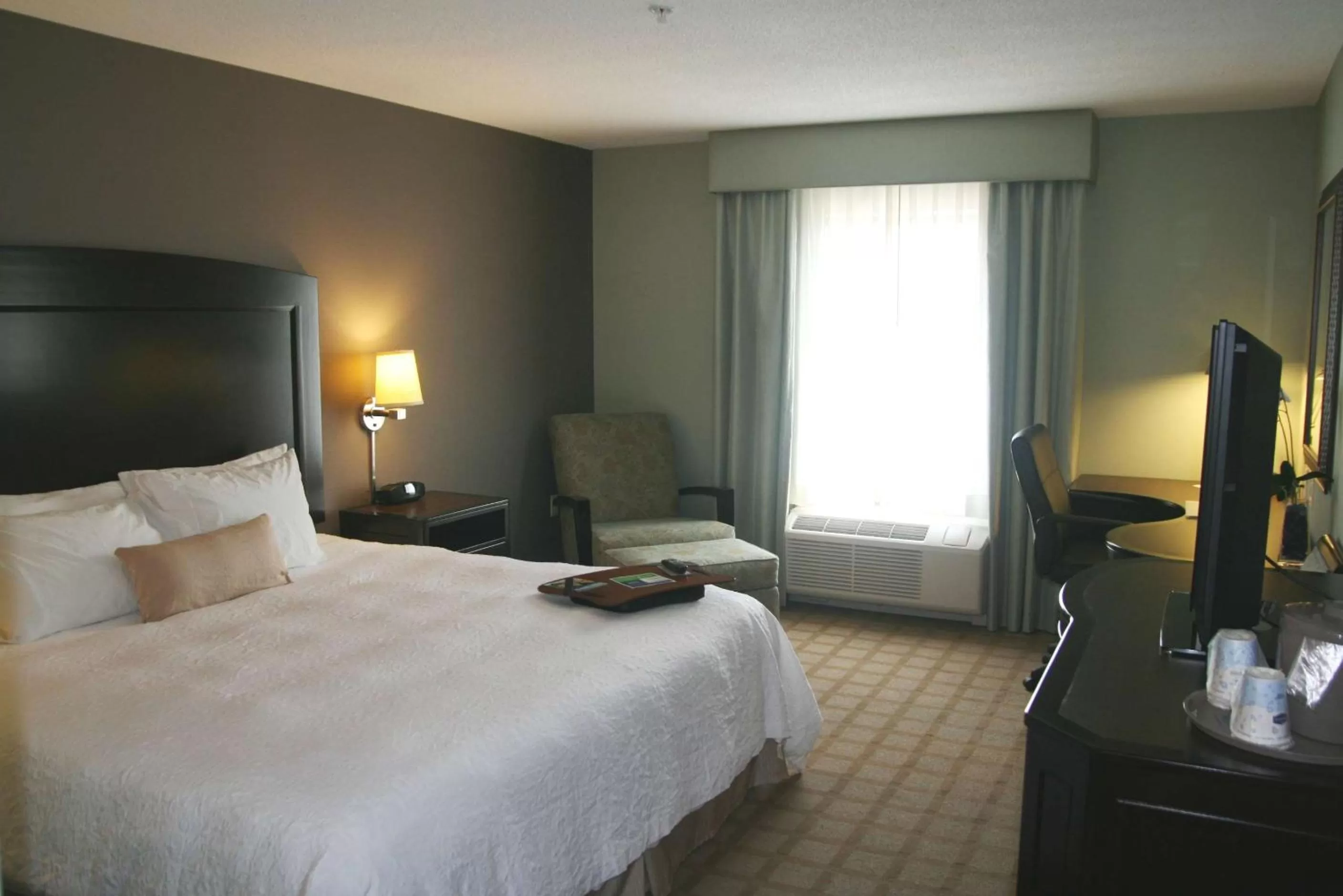 Bed in Hampton Inn & Suites Detroit-Canton