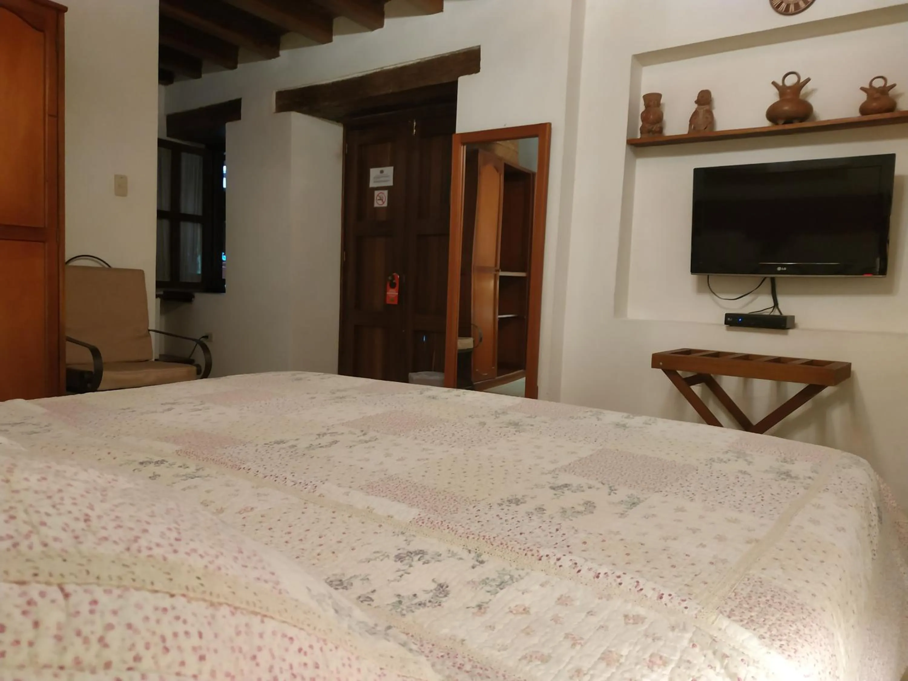 Photo of the whole room, Bed in Casa India Catalina