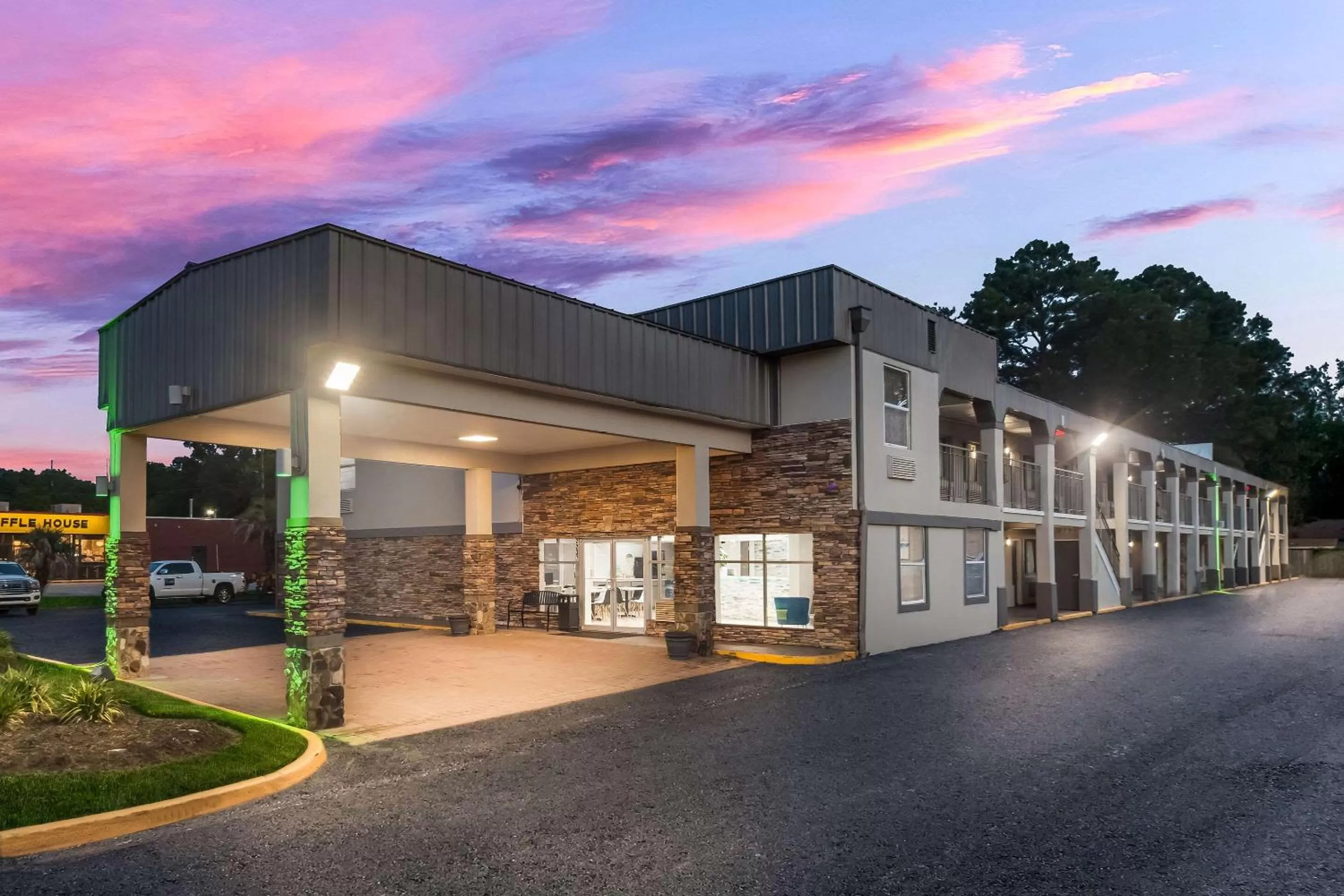 Property building in Quality Inn Charleston - West Ashley