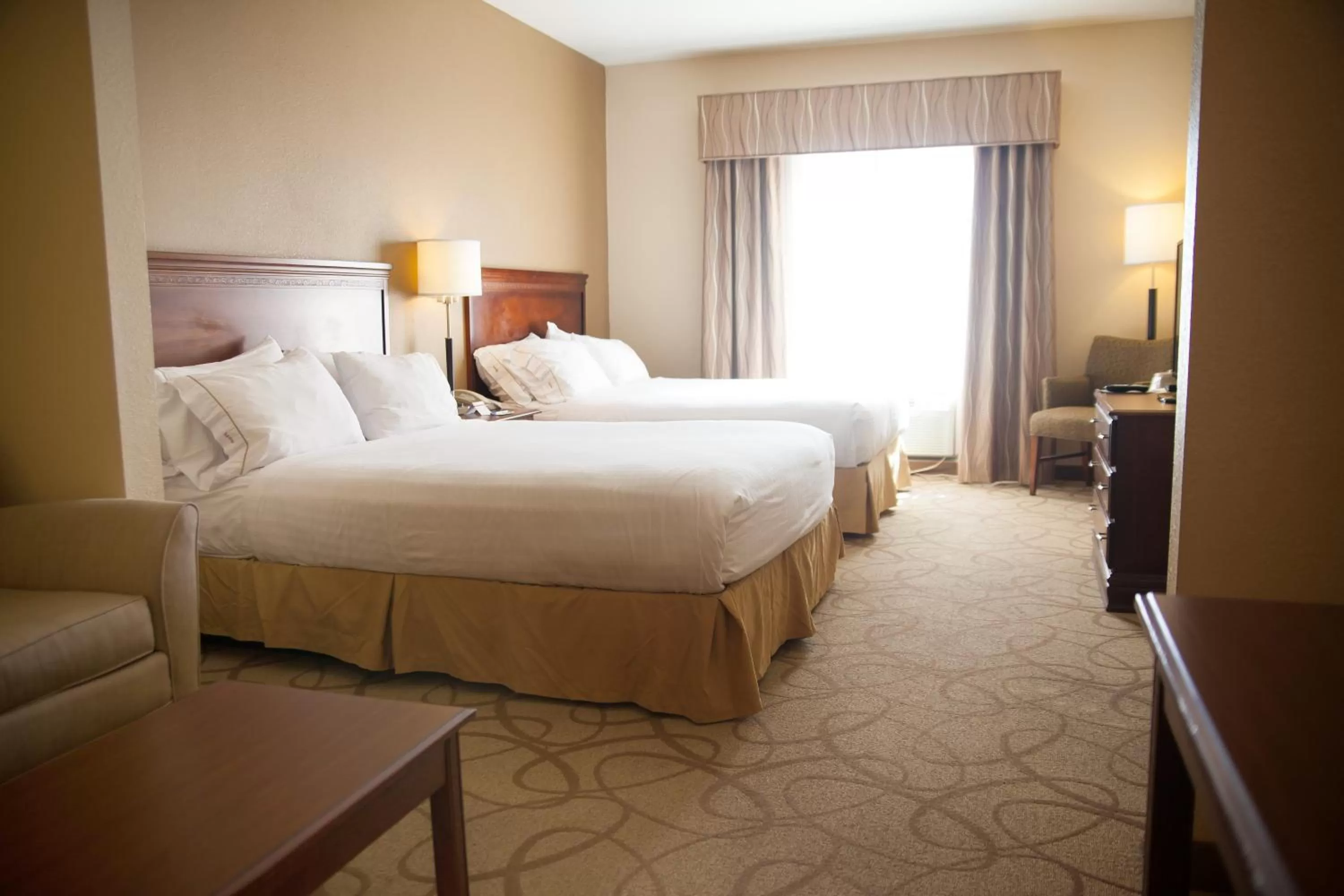 Photo of the whole room, Bed in Holiday Inn Express Hotel & Suites Paragould by IHG