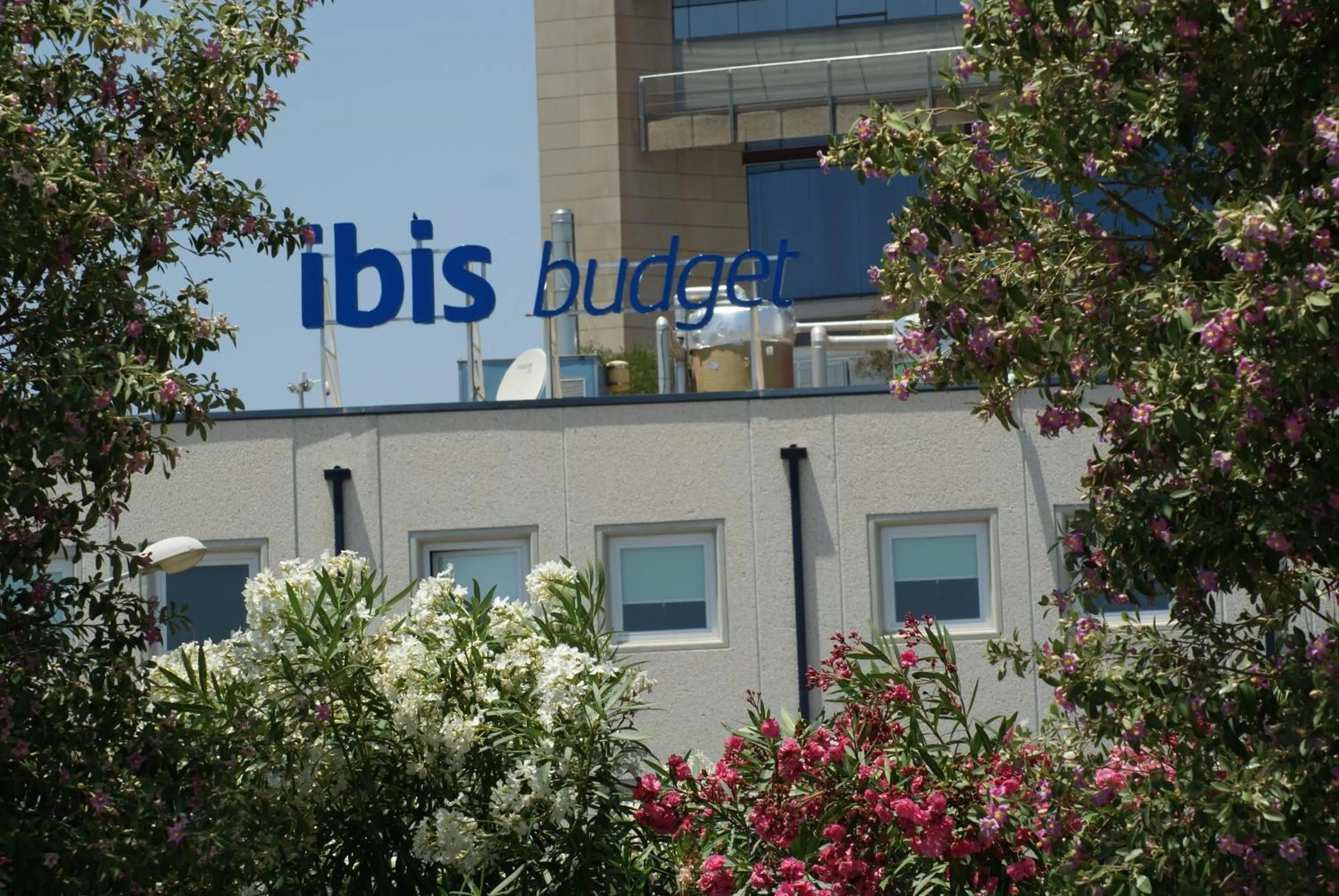 Facade/entrance in Ibis Budget Alicante